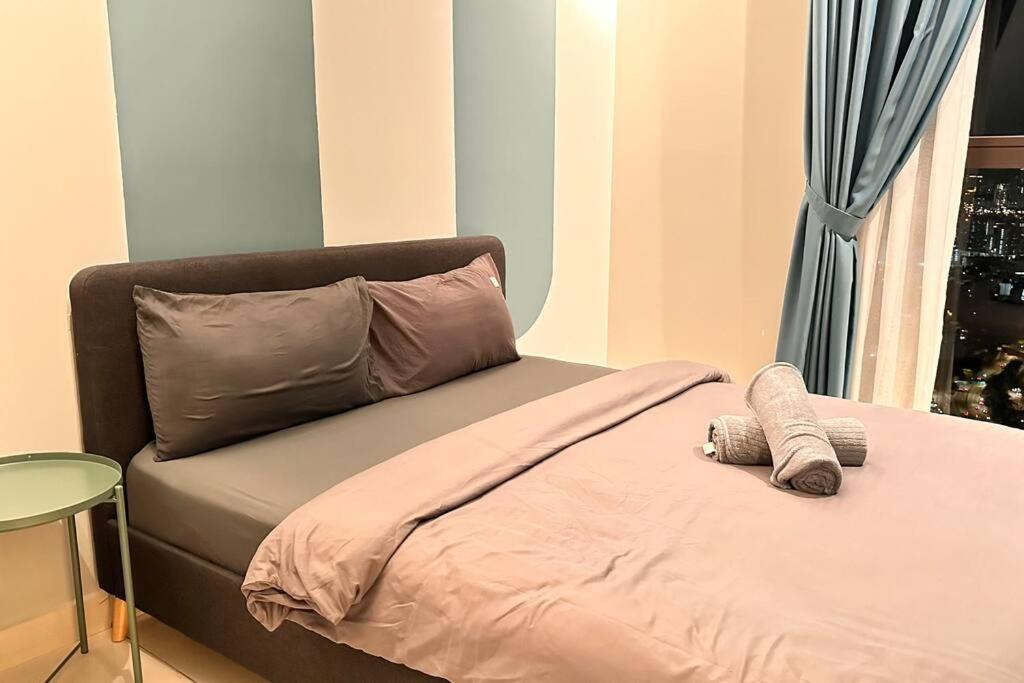 Luxury 1BR service apartment with Balcony Trion A4003 KL