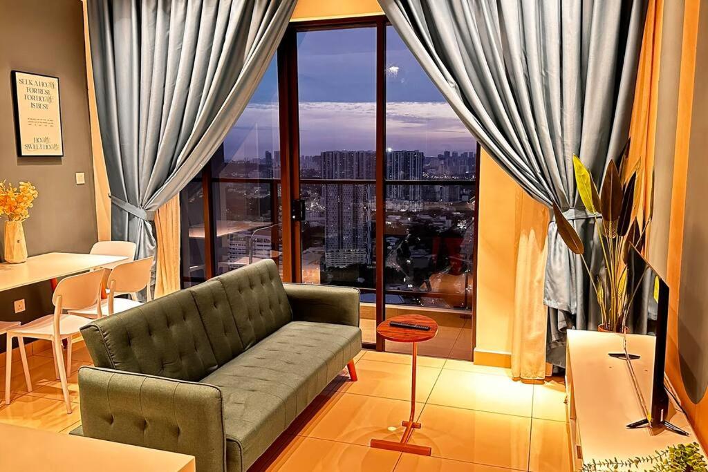 Luxury 1BR service apartment with Balcony Trion A4003 KL