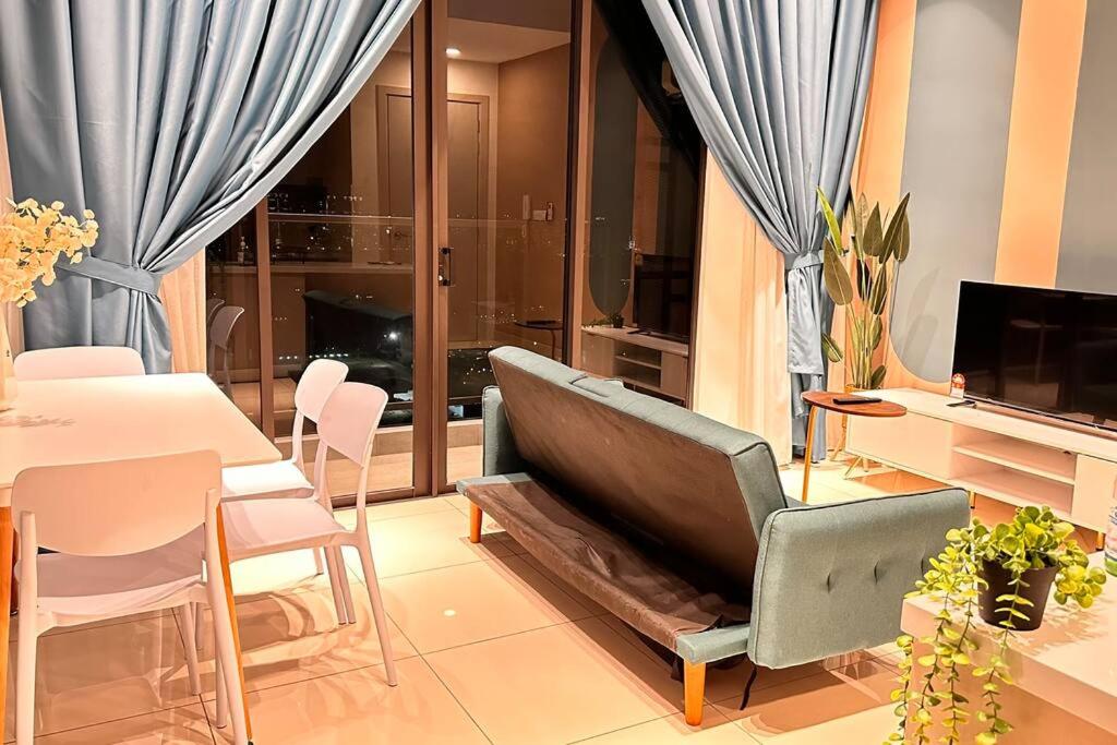 Luxury 1BR service apartment with Balcony Trion A4003 KL