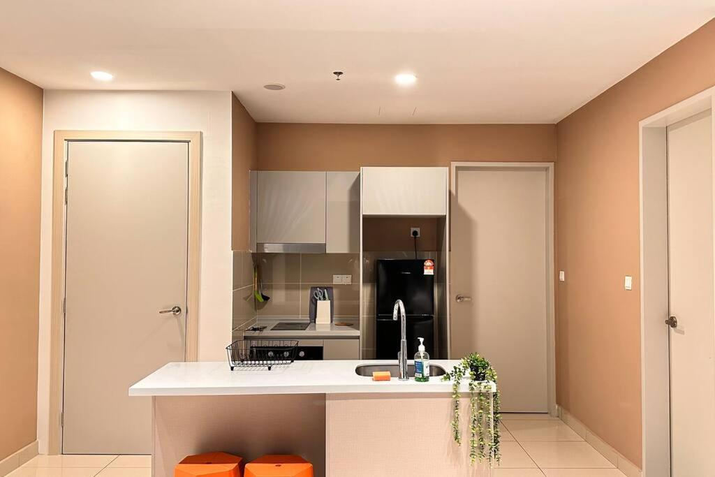 Luxury 1BR service apartment with Balcony Trion A4003 KL