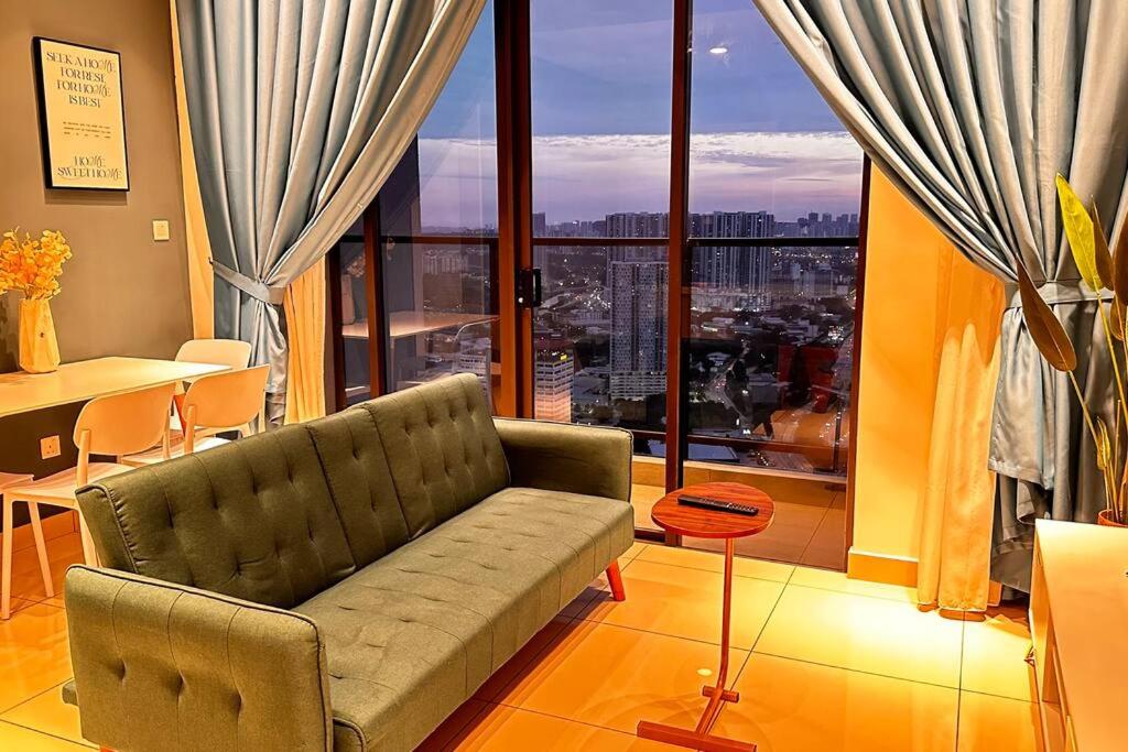 Luxury 1BR service apartment with Balcony Trion A4003 KL
