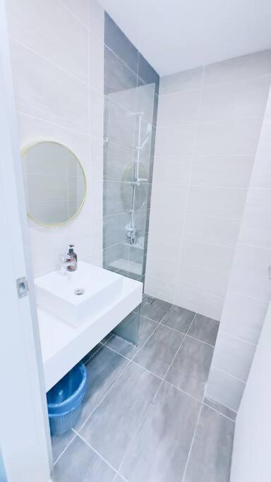 Luxury 1BR service apartment with Balcony Trion A4003 KL