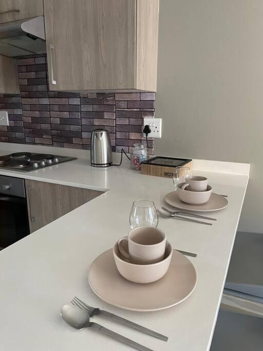 1 Bedroom Sleek, Spotless, Work-from-home Sanctuary view 3