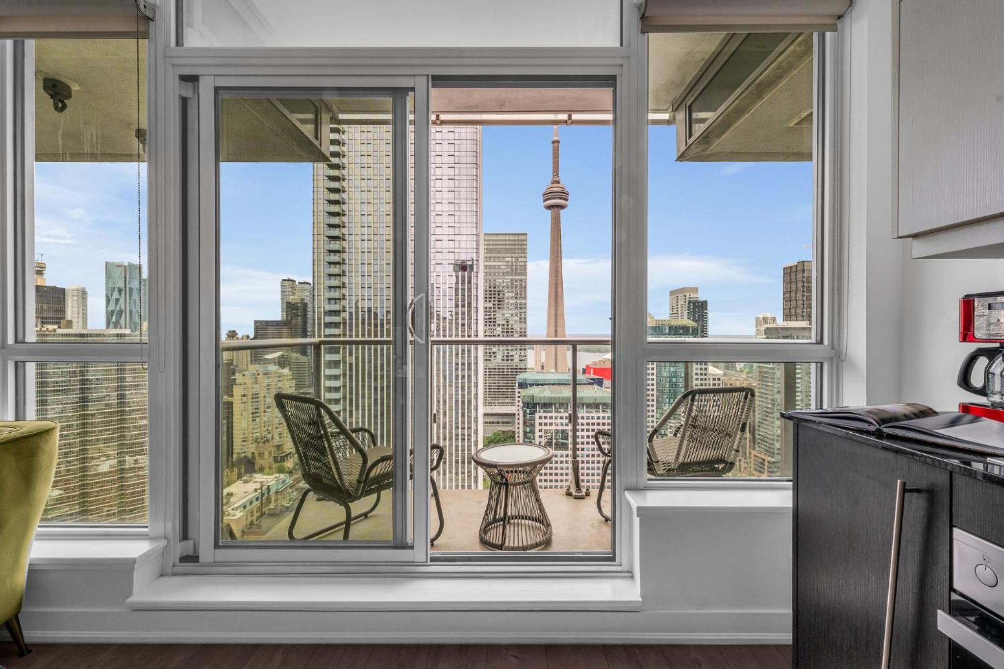 Deluxe 1BR Suite with bird's eye CN Tower Views