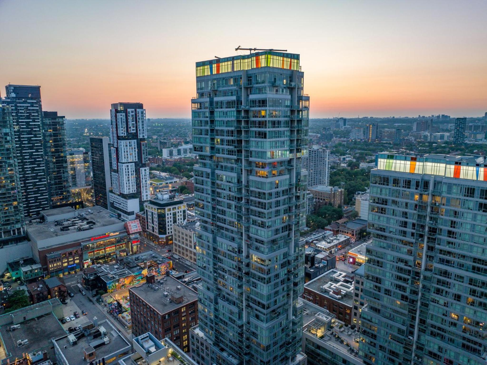 Deluxe 1BR Suite with bird's eye CN Tower Views