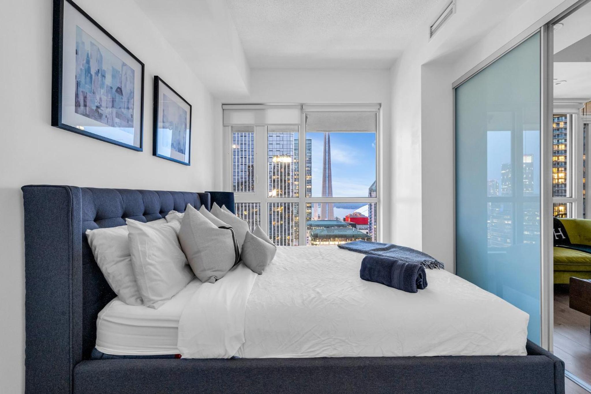 Deluxe 1BR Suite with bird's eye CN Tower Views