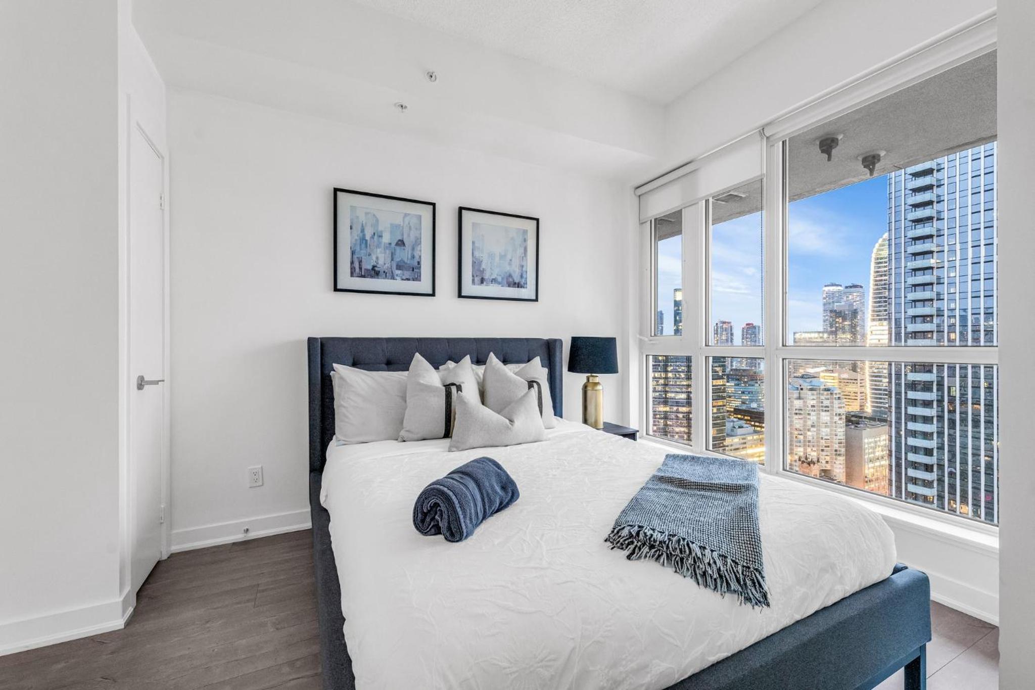 Deluxe 1BR Suite with bird's eye CN Tower Views