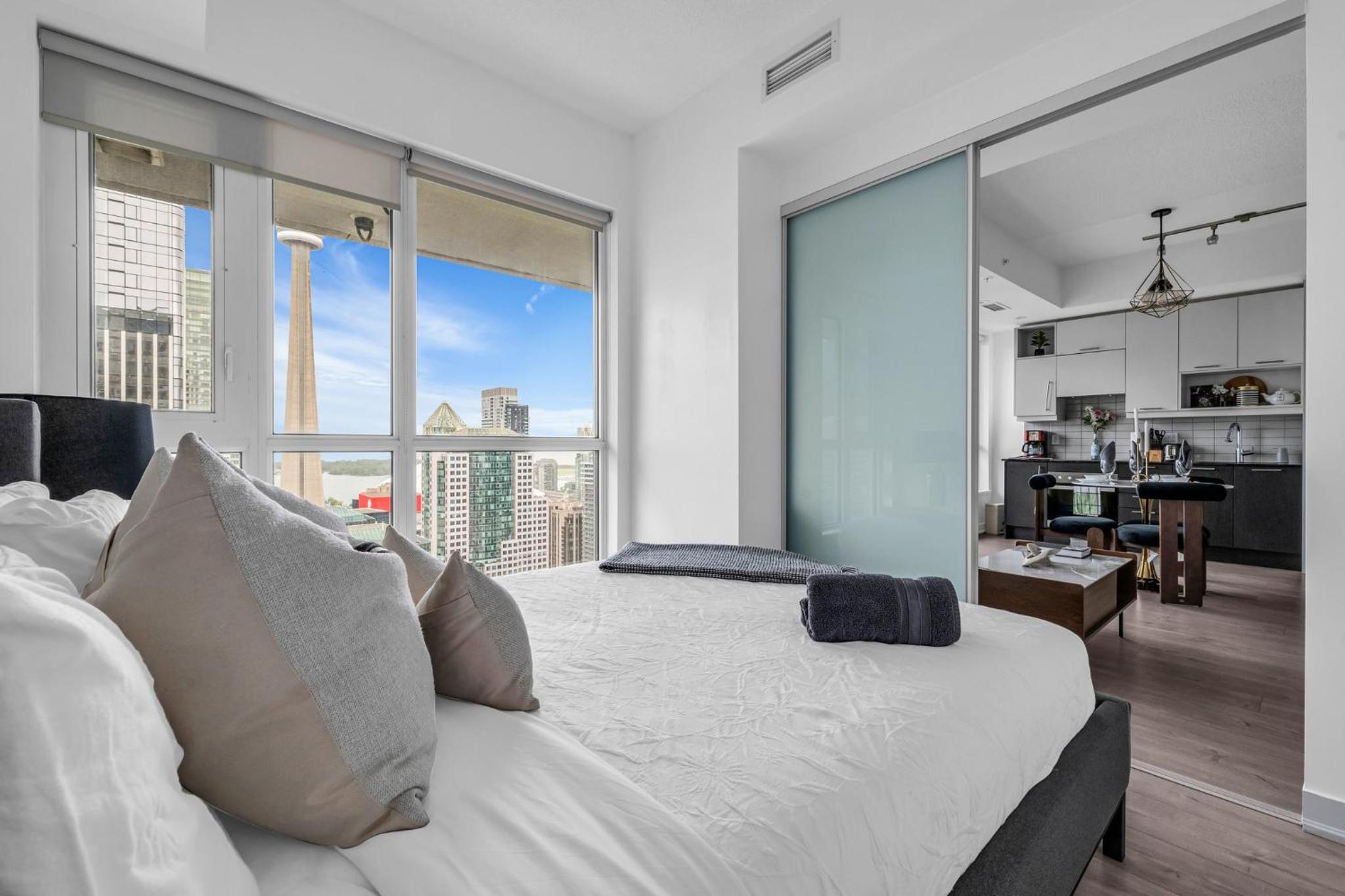 Deluxe 1BR Suite with bird's eye CN Tower Views