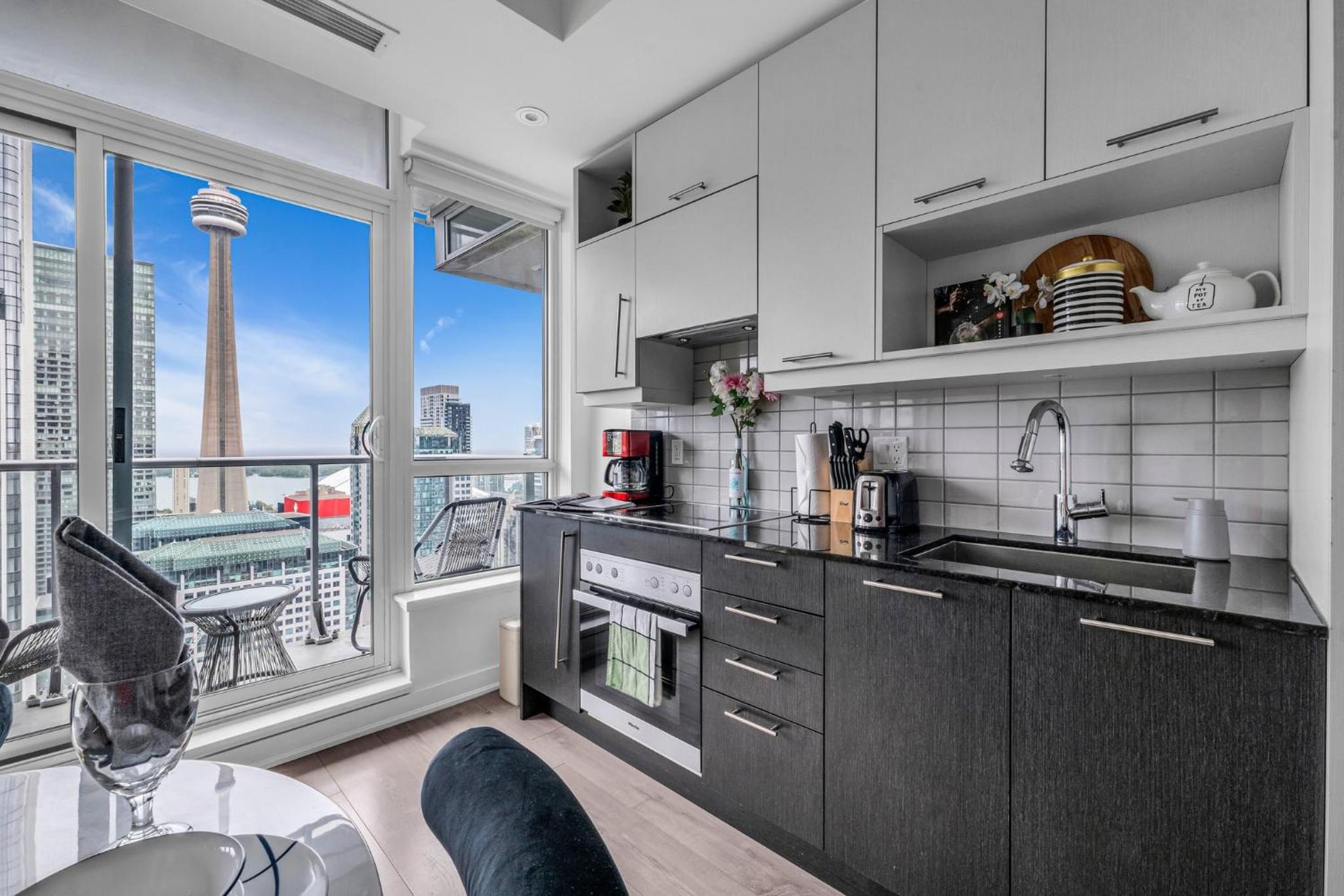 Deluxe 1BR Suite with bird's eye CN Tower Views