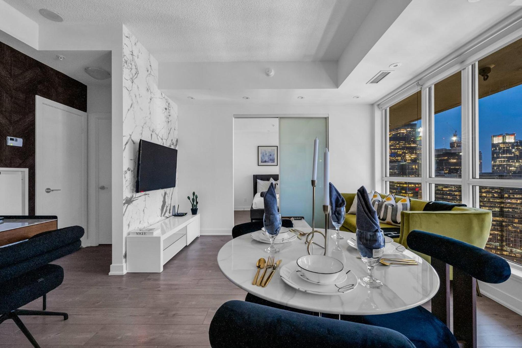 Deluxe 1BR Suite with bird's eye CN Tower Views
