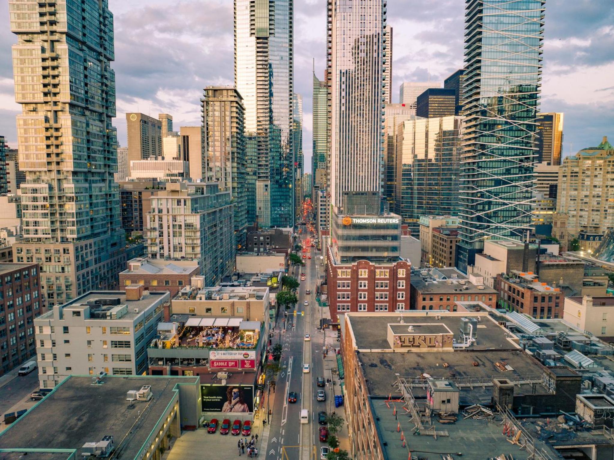 Deluxe 1BR Suite with bird's eye CN Tower Views