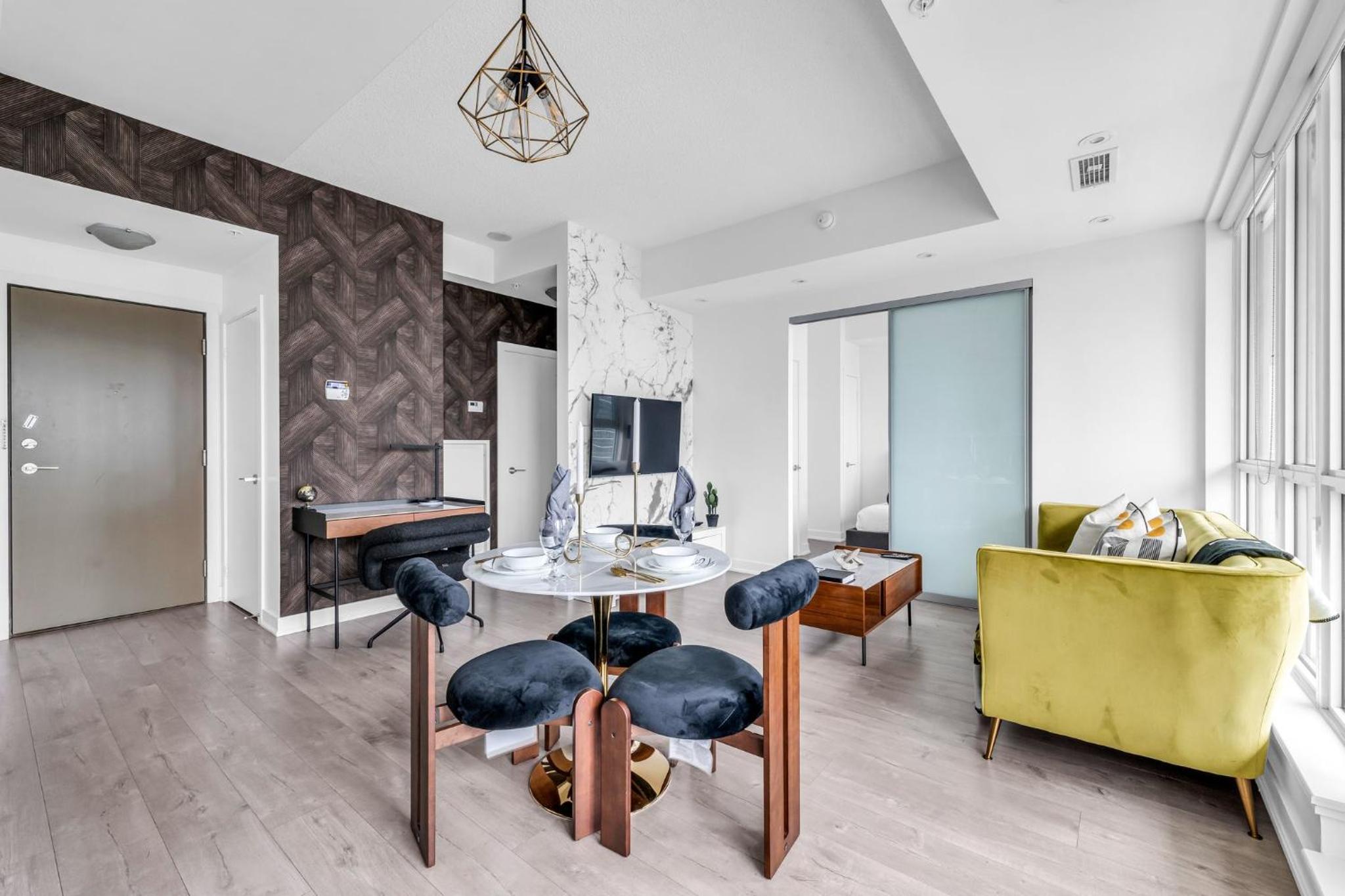 Deluxe 1BR Suite with bird's eye CN Tower Views