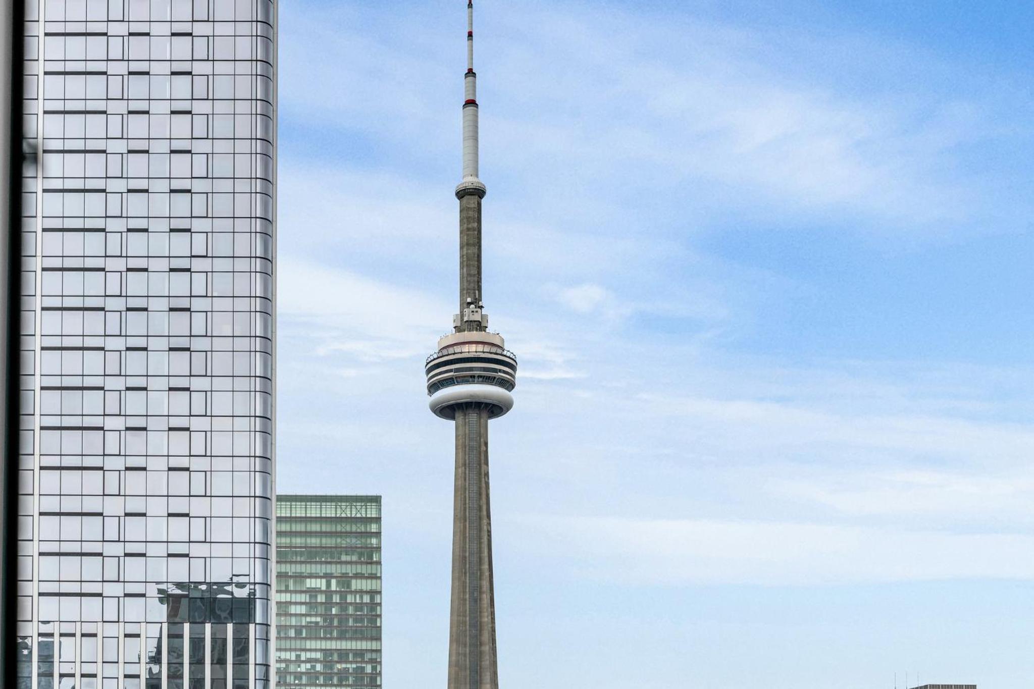 Deluxe 1BR Suite with bird's eye CN Tower Views