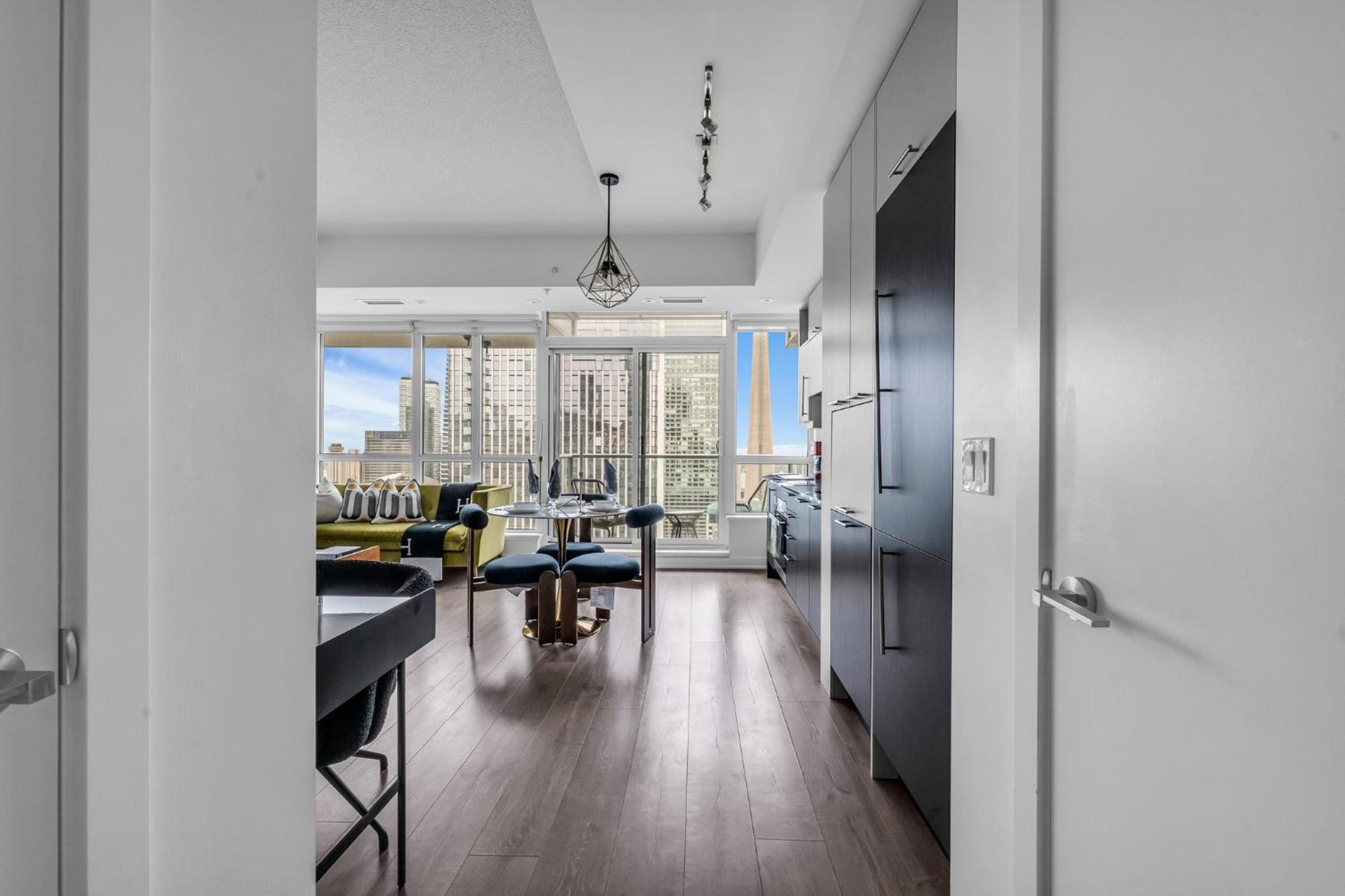 Deluxe 1BR Suite with bird's eye CN Tower Views