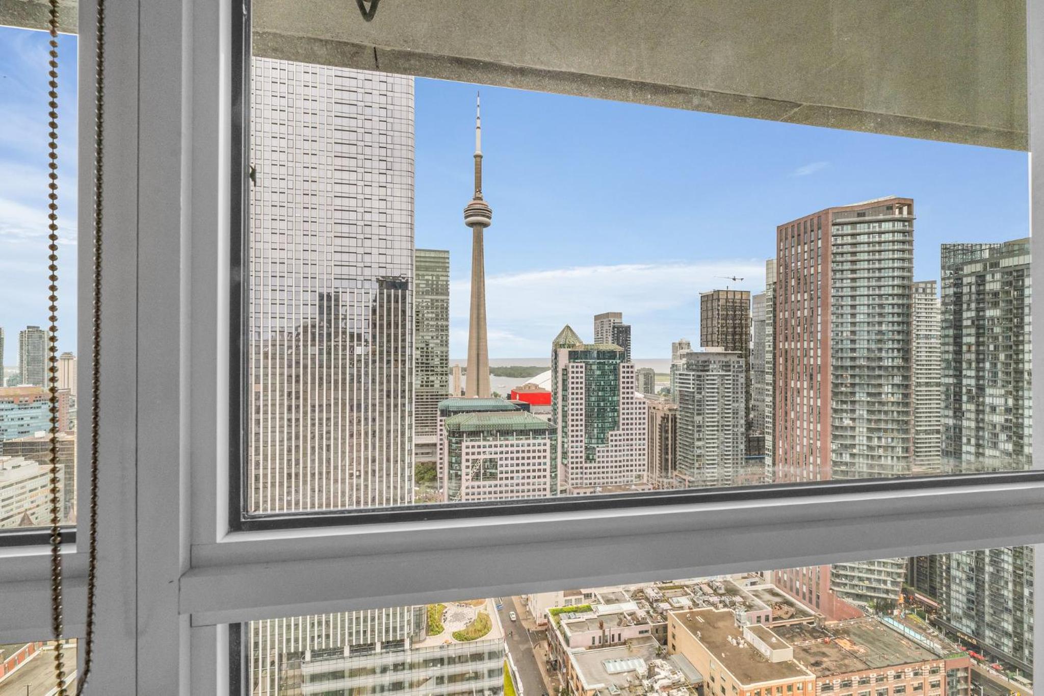 Deluxe 1BR Suite with bird's eye CN Tower Views