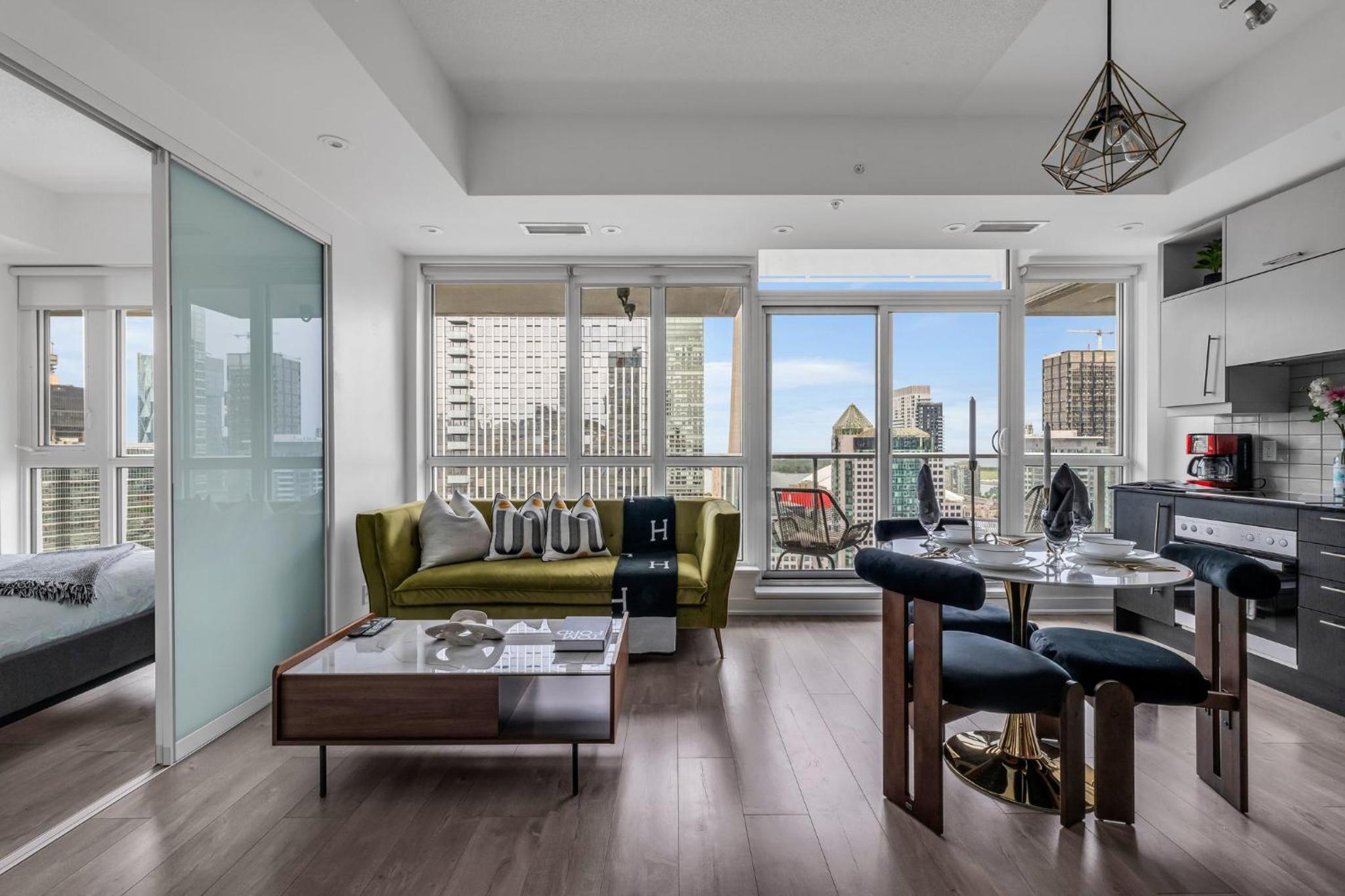 Deluxe 1BR Suite with bird's eye CN Tower Views