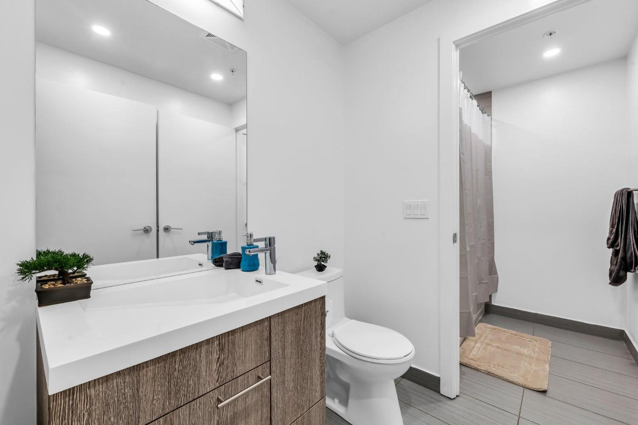 Deluxe 1BR Suite with bird's eye CN Tower Views