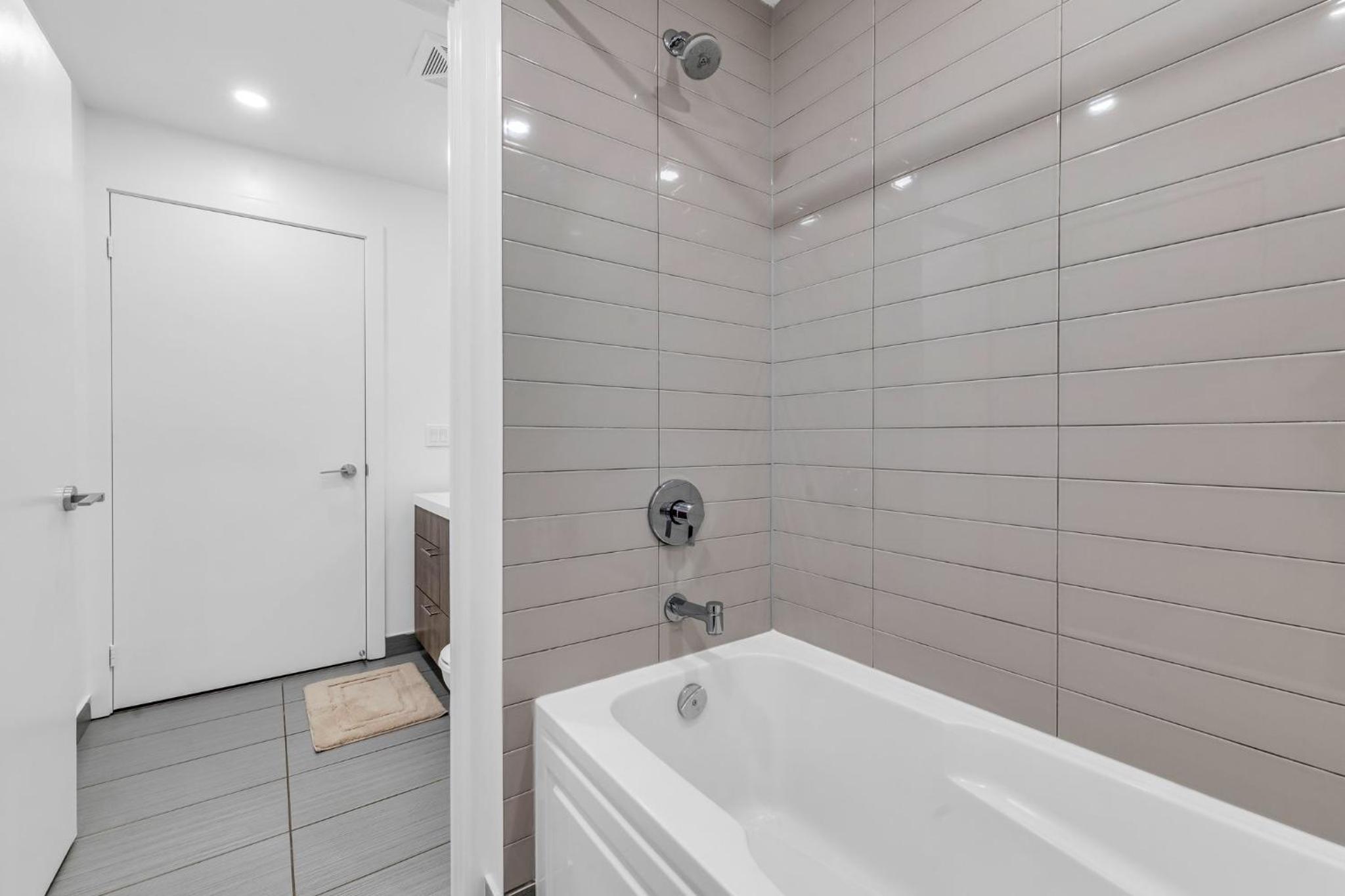 Deluxe 1BR Suite with bird's eye CN Tower Views