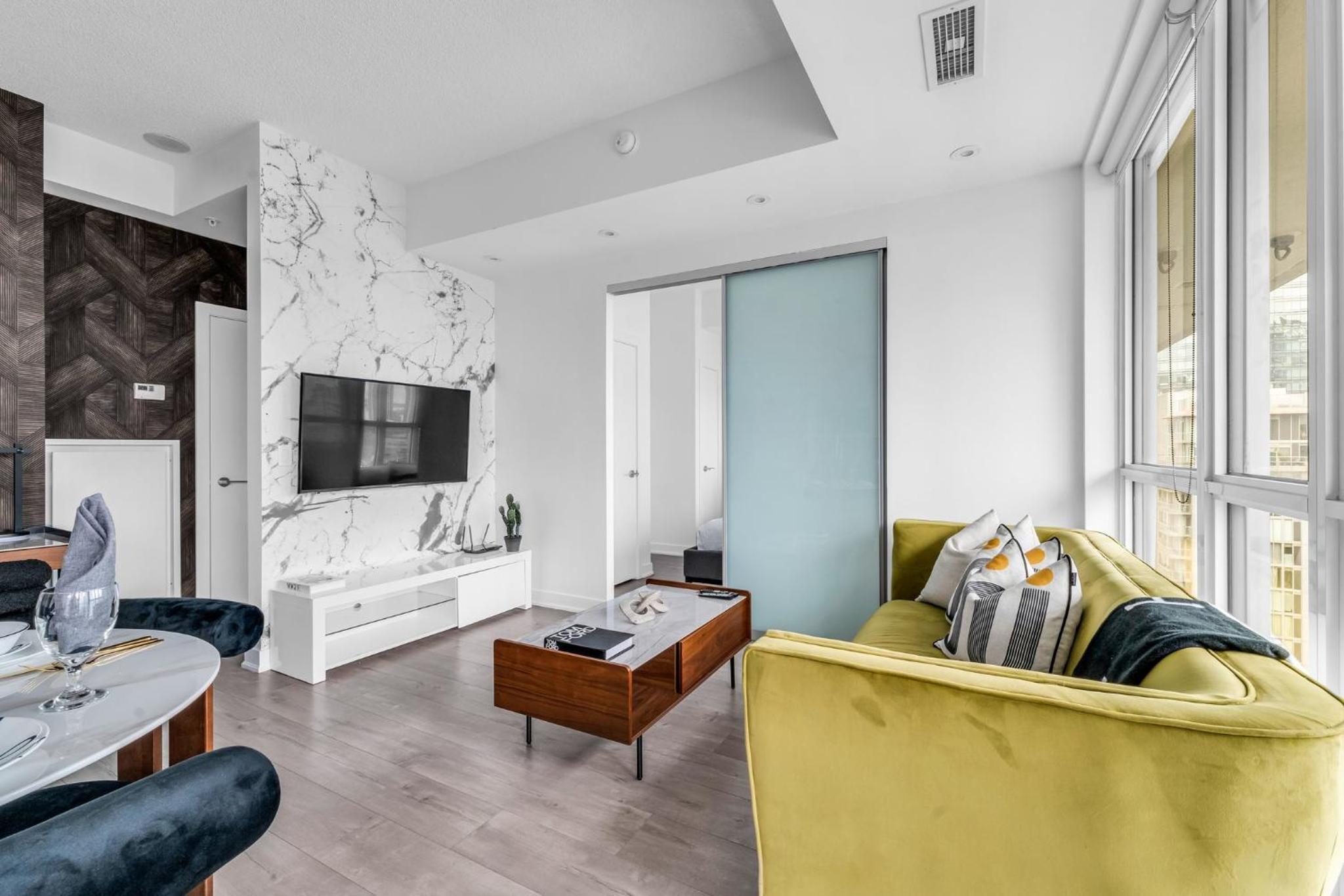 Deluxe 1BR Suite with bird's eye CN Tower Views