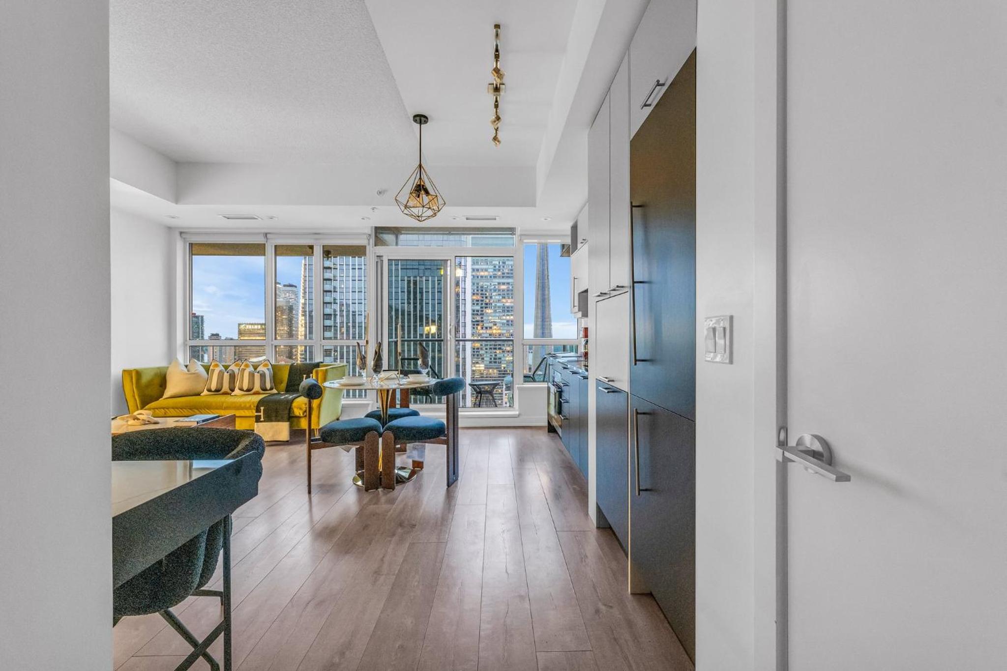 Deluxe 1BR Suite with bird's eye CN Tower Views