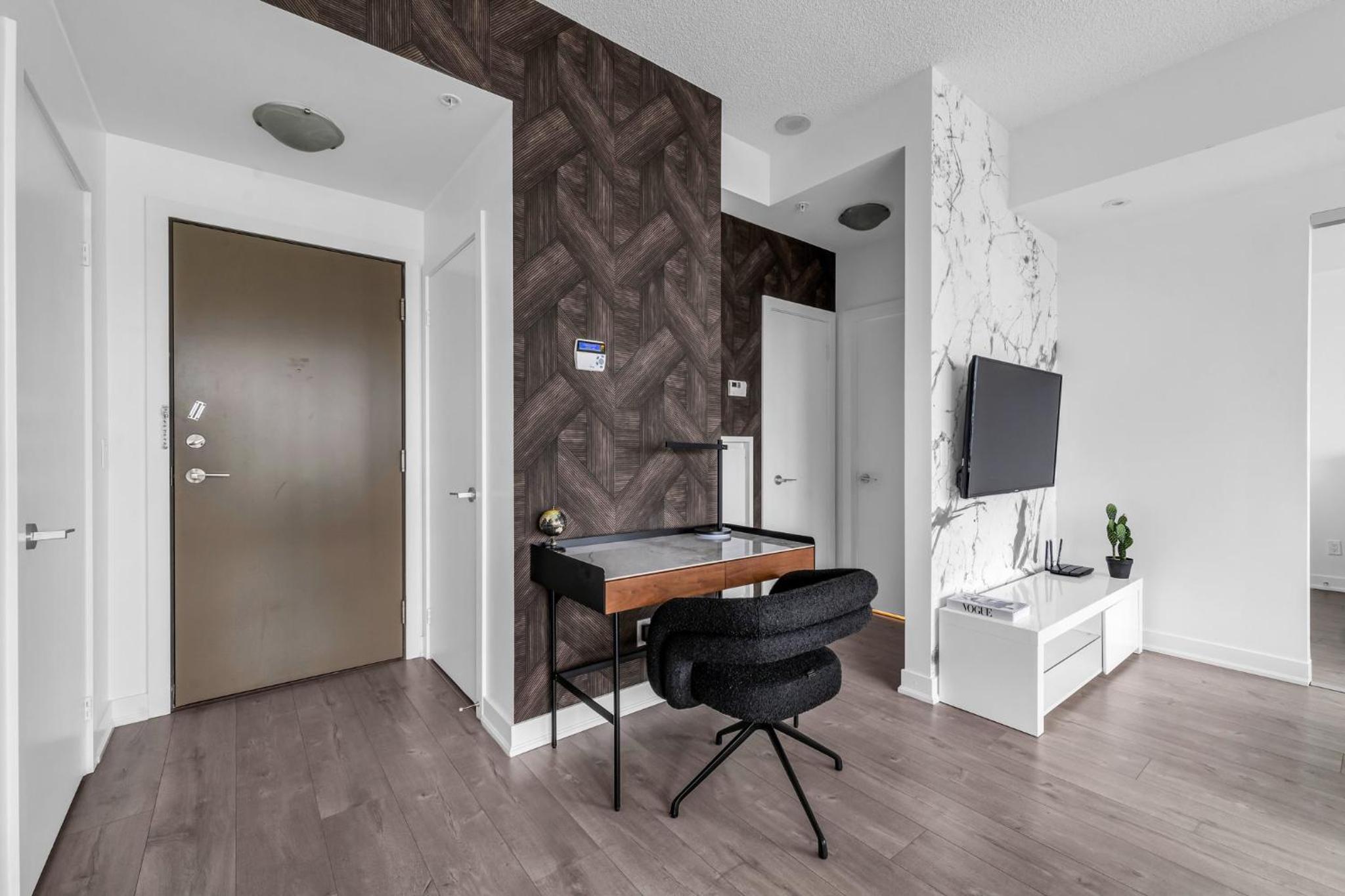 Deluxe 1BR Suite with bird's eye CN Tower Views