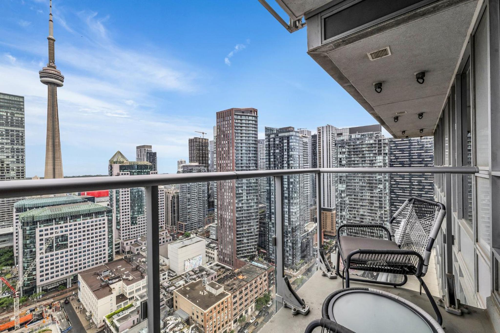 Deluxe 1BR Suite with bird's eye CN Tower Views