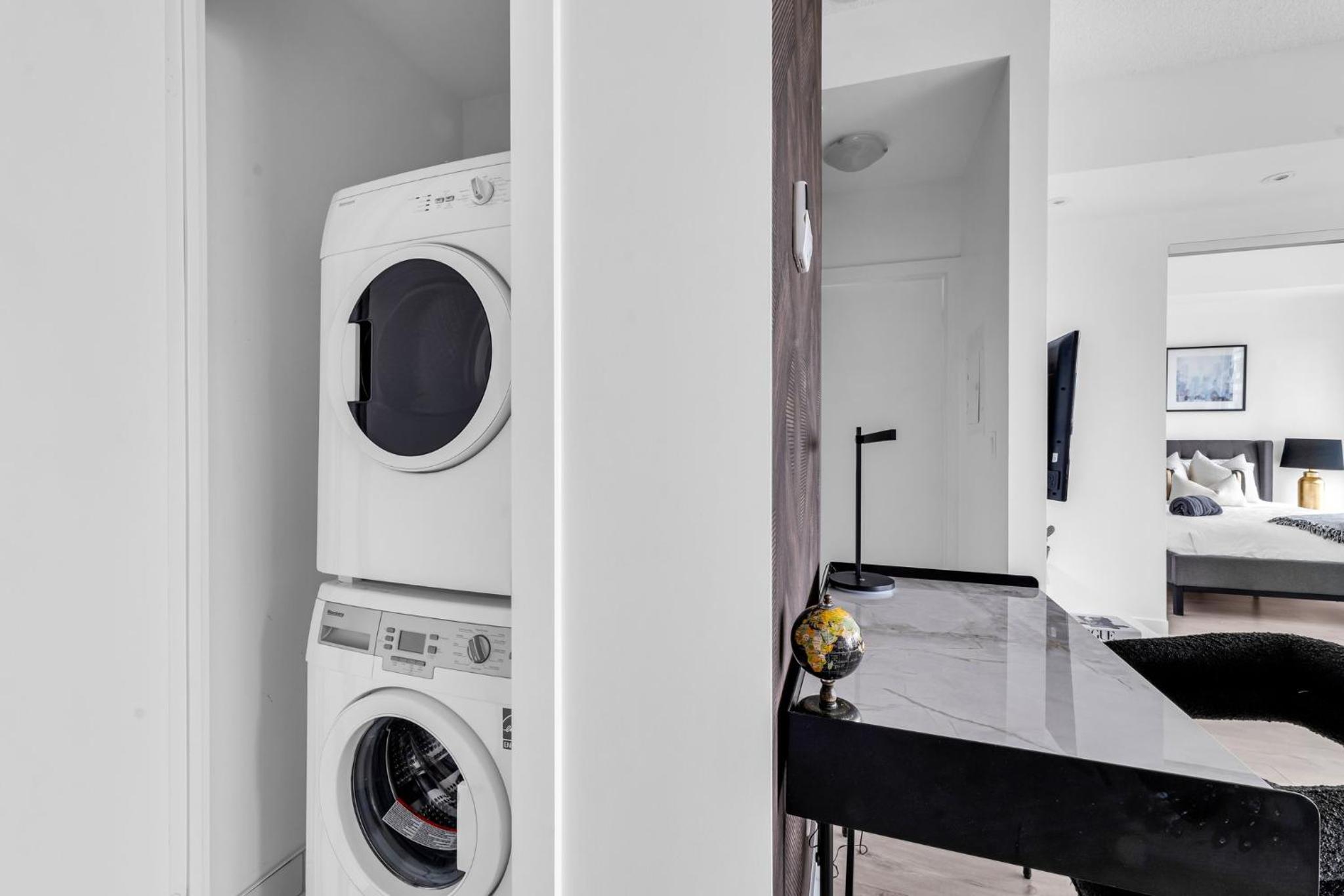 Deluxe 1BR Suite with bird's eye CN Tower Views