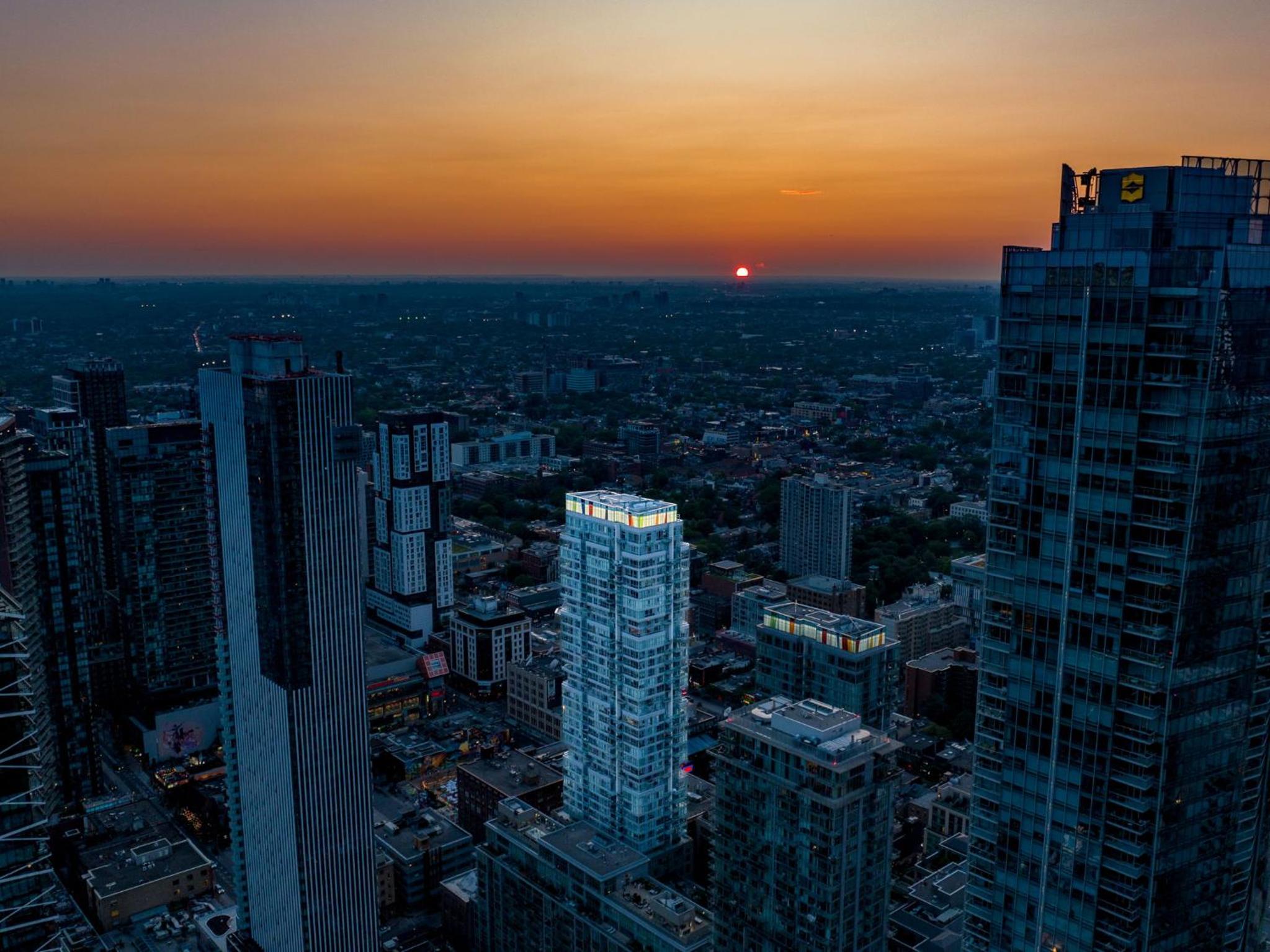Deluxe 1BR Suite with bird's eye CN Tower Views