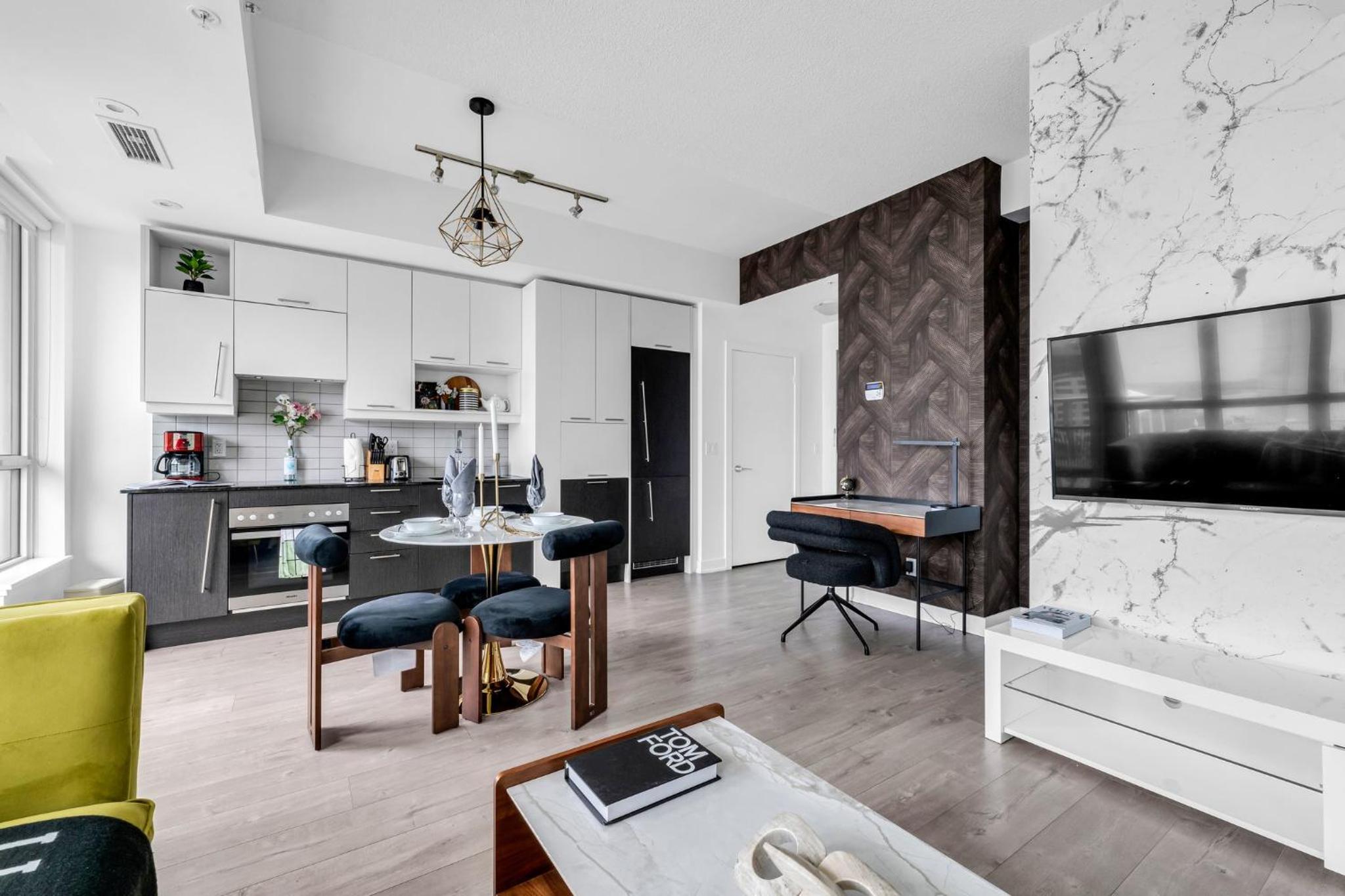 Deluxe 1BR Suite with bird's eye CN Tower Views