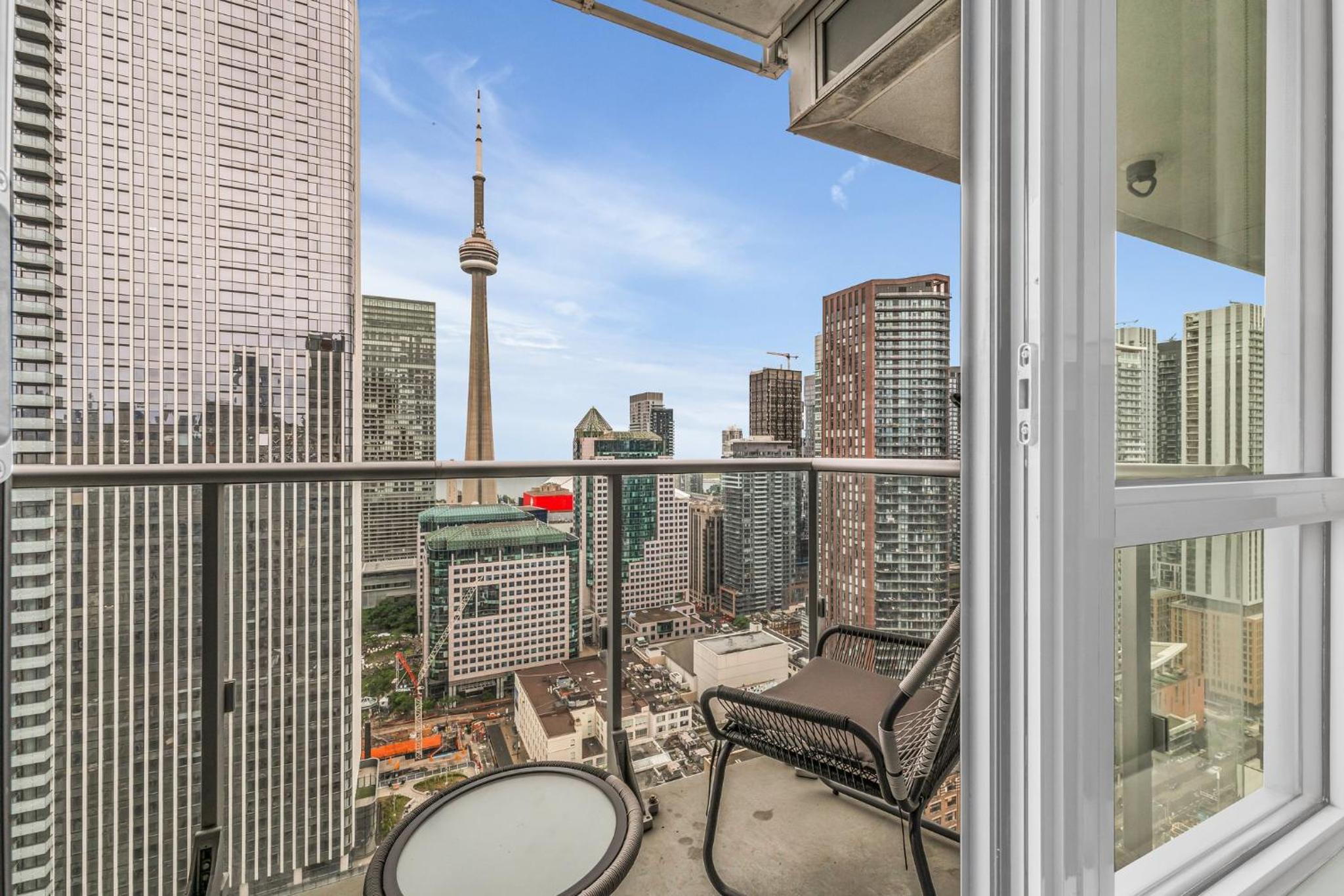 Deluxe 1BR Suite with bird's eye CN Tower Views