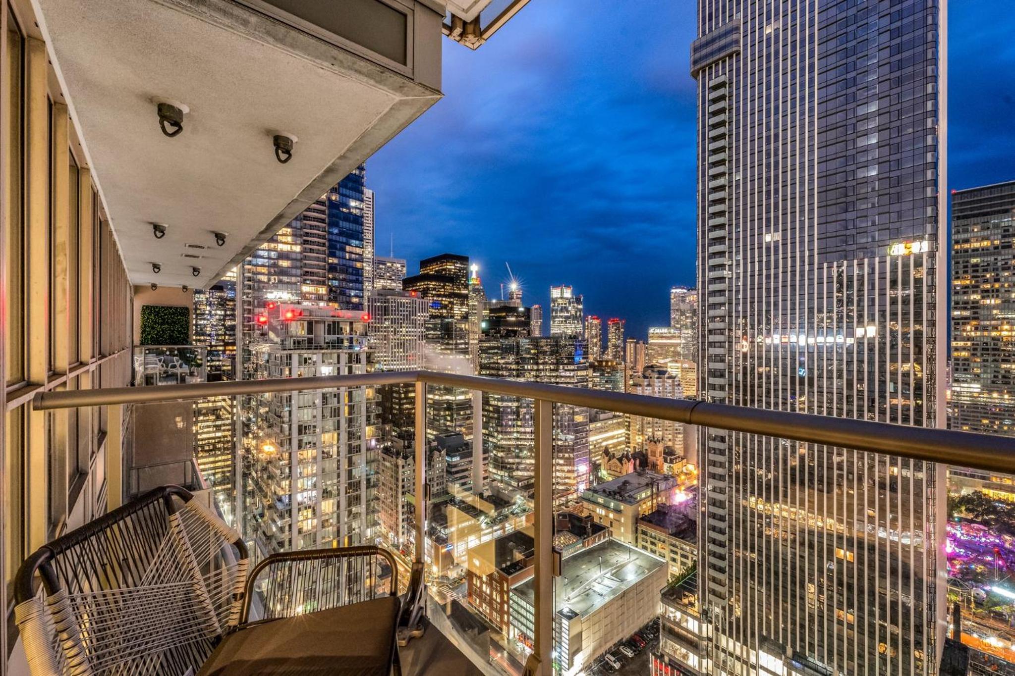 Deluxe 1BR Suite with bird's eye CN Tower Views
