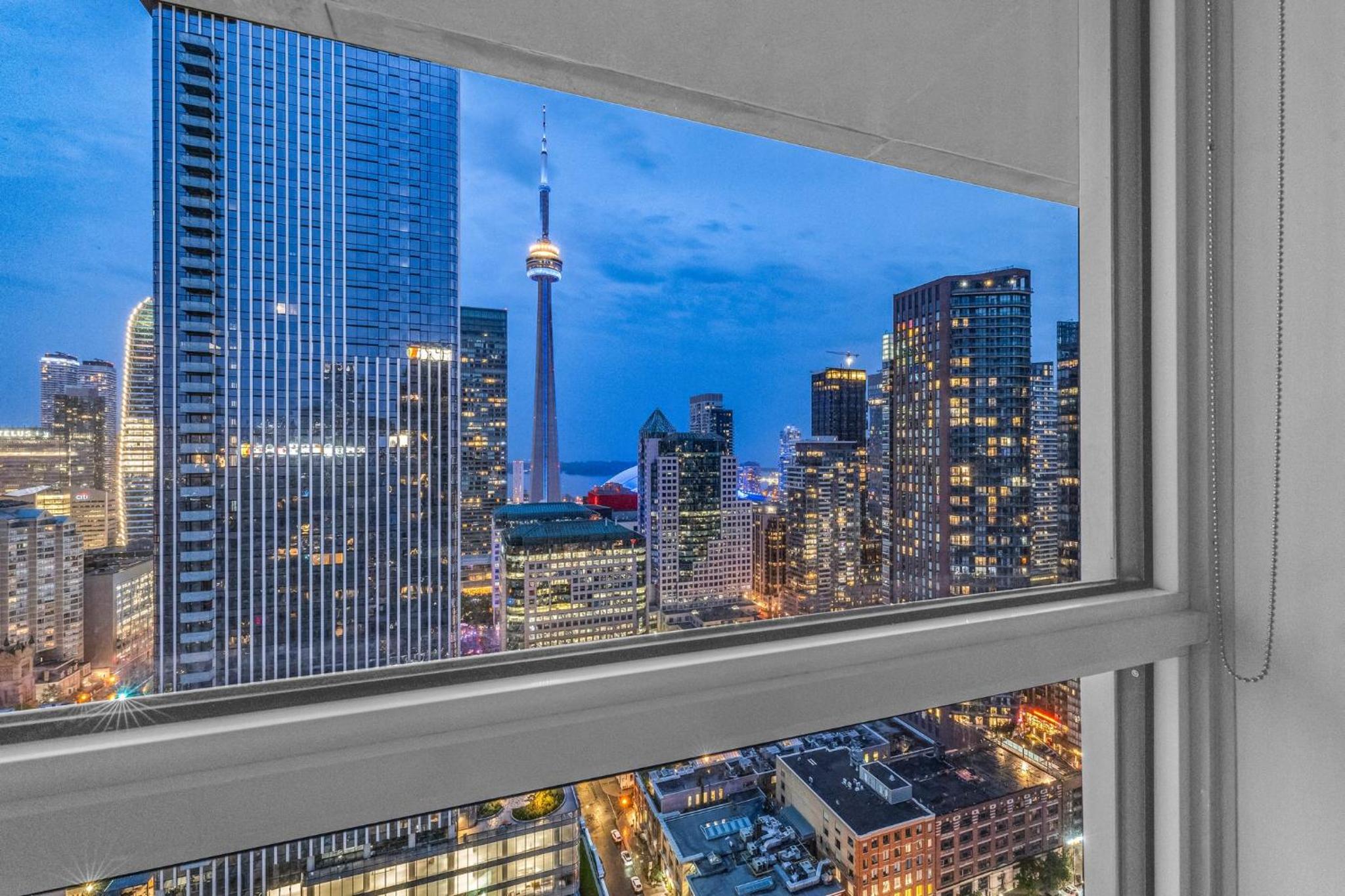 Deluxe 1BR Suite with bird's eye CN Tower Views