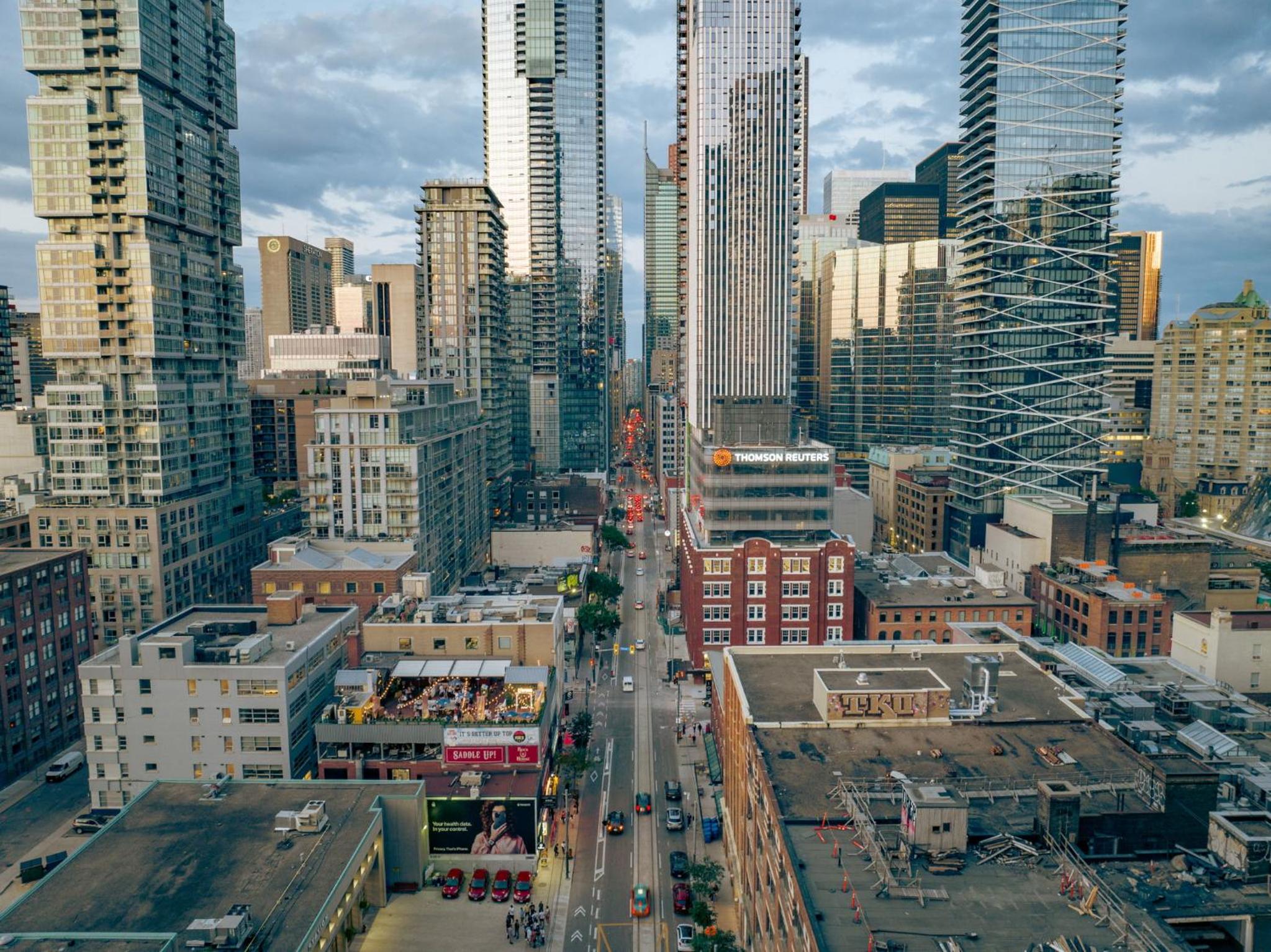Deluxe 1BR Suite with bird's eye CN Tower Views