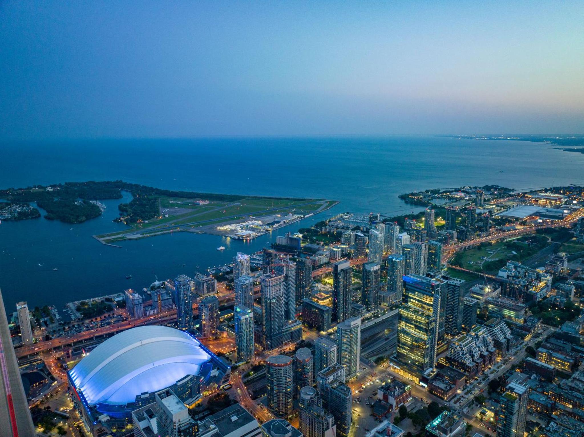 Deluxe 1BR Suite with bird's eye CN Tower Views