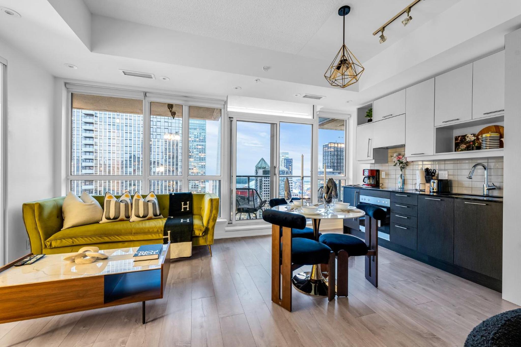 Deluxe 1BR Suite with bird's eye CN Tower Views