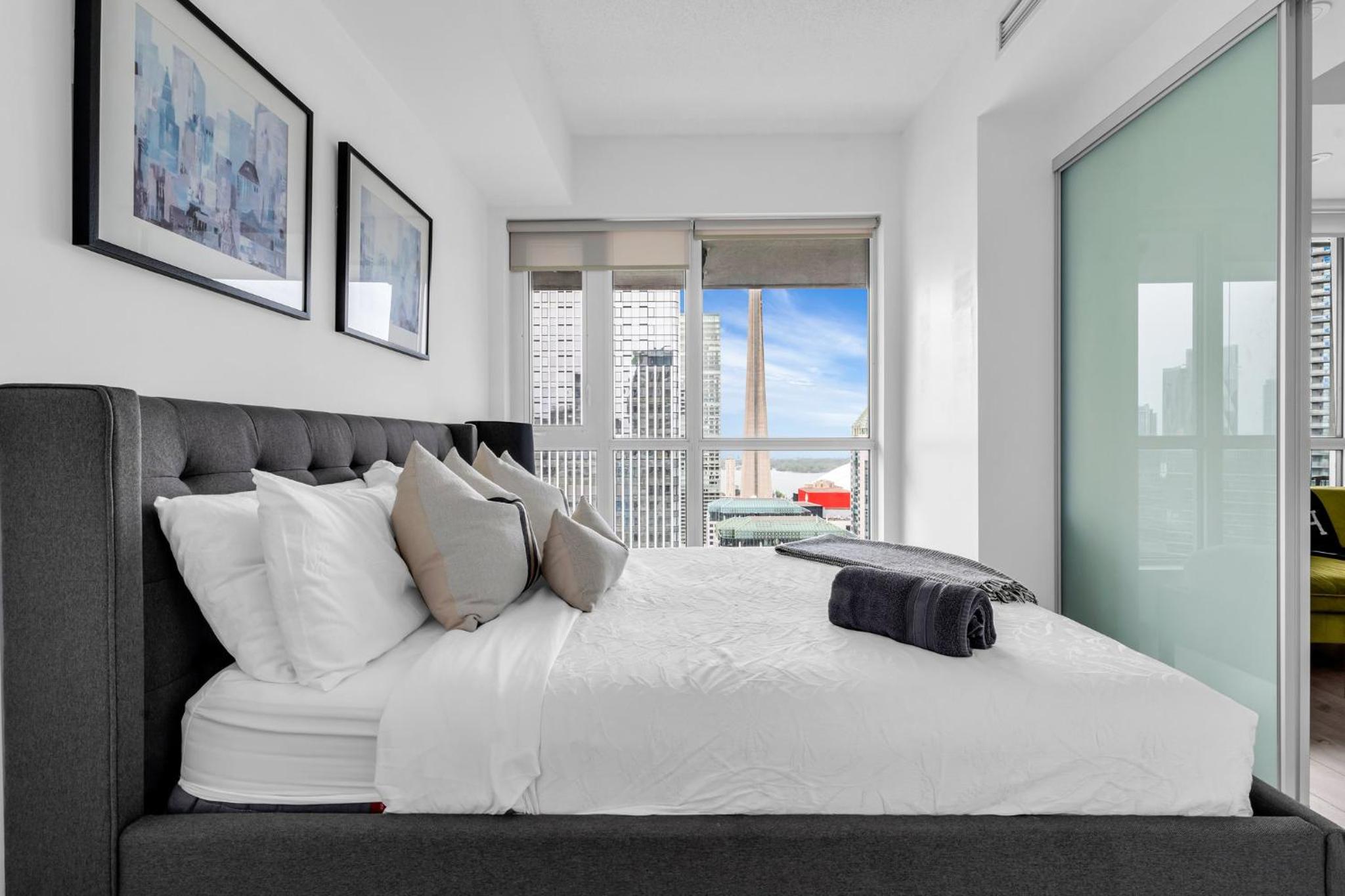 Deluxe 1BR Suite with bird's eye CN Tower Views