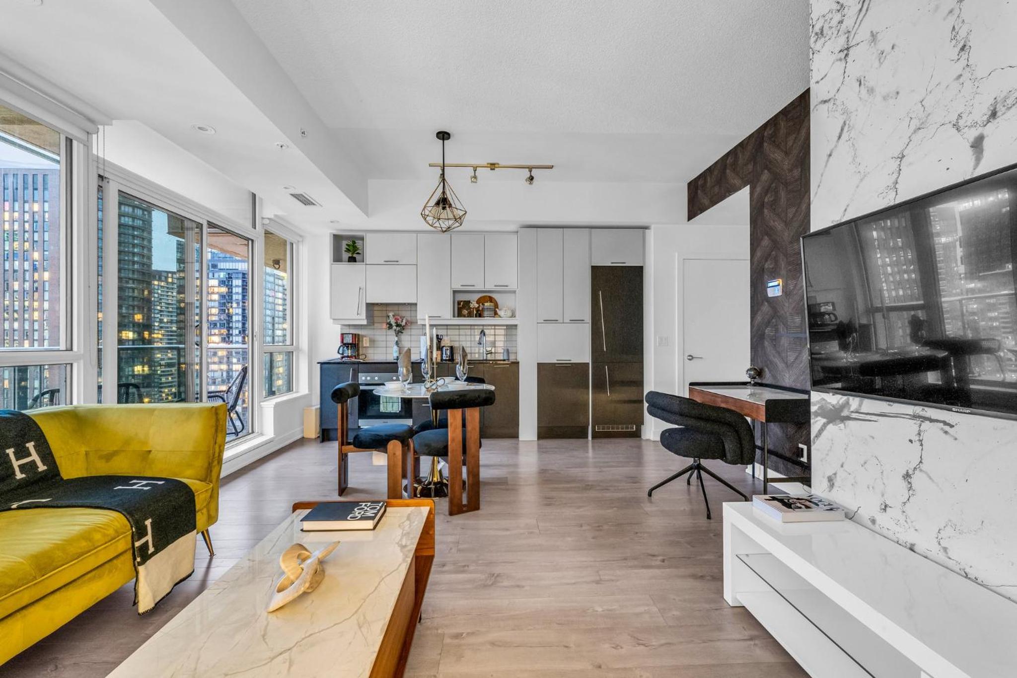 Deluxe 1BR Suite with bird's eye CN Tower Views