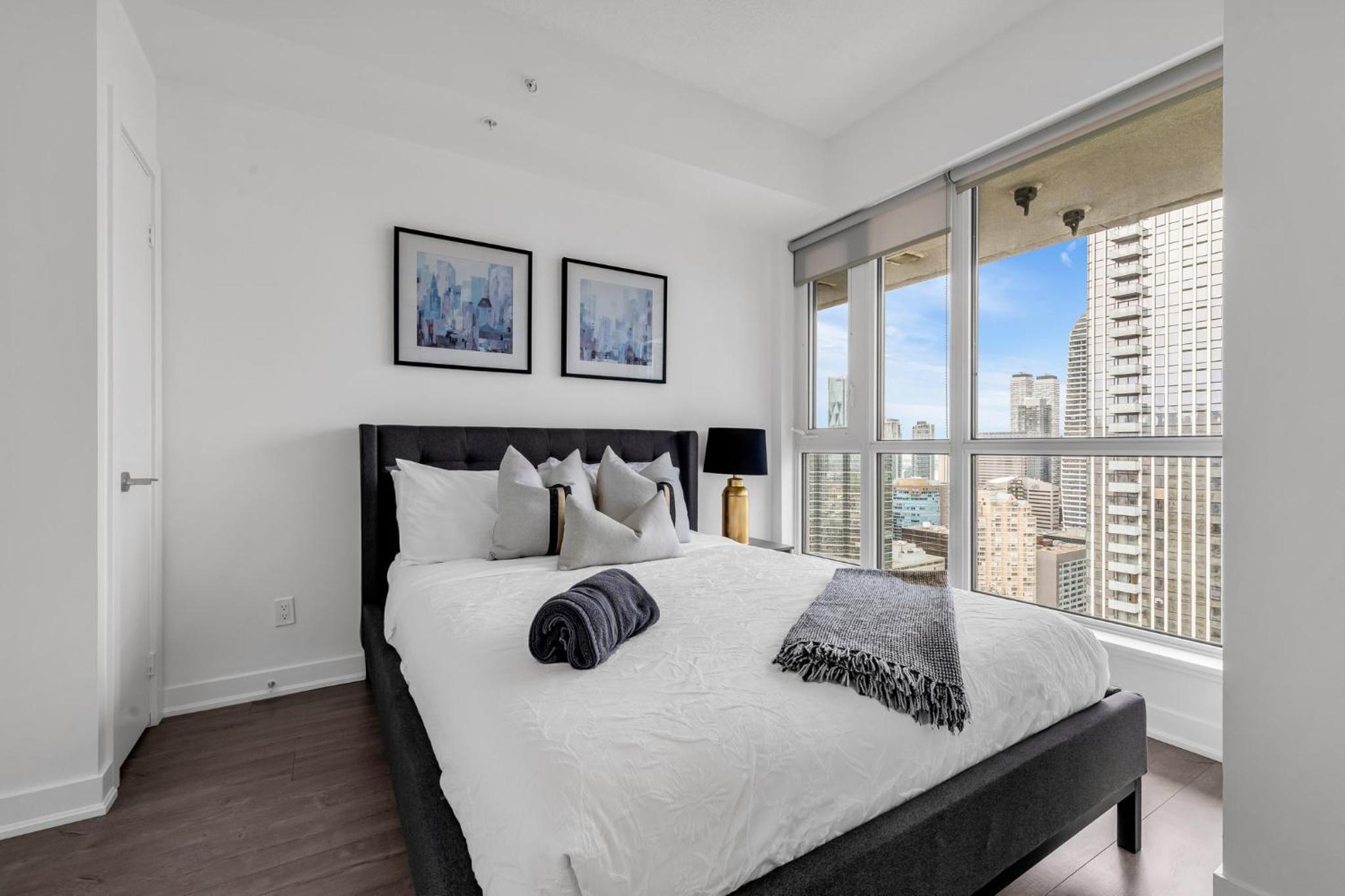 Deluxe 1BR Suite with bird's eye CN Tower Views