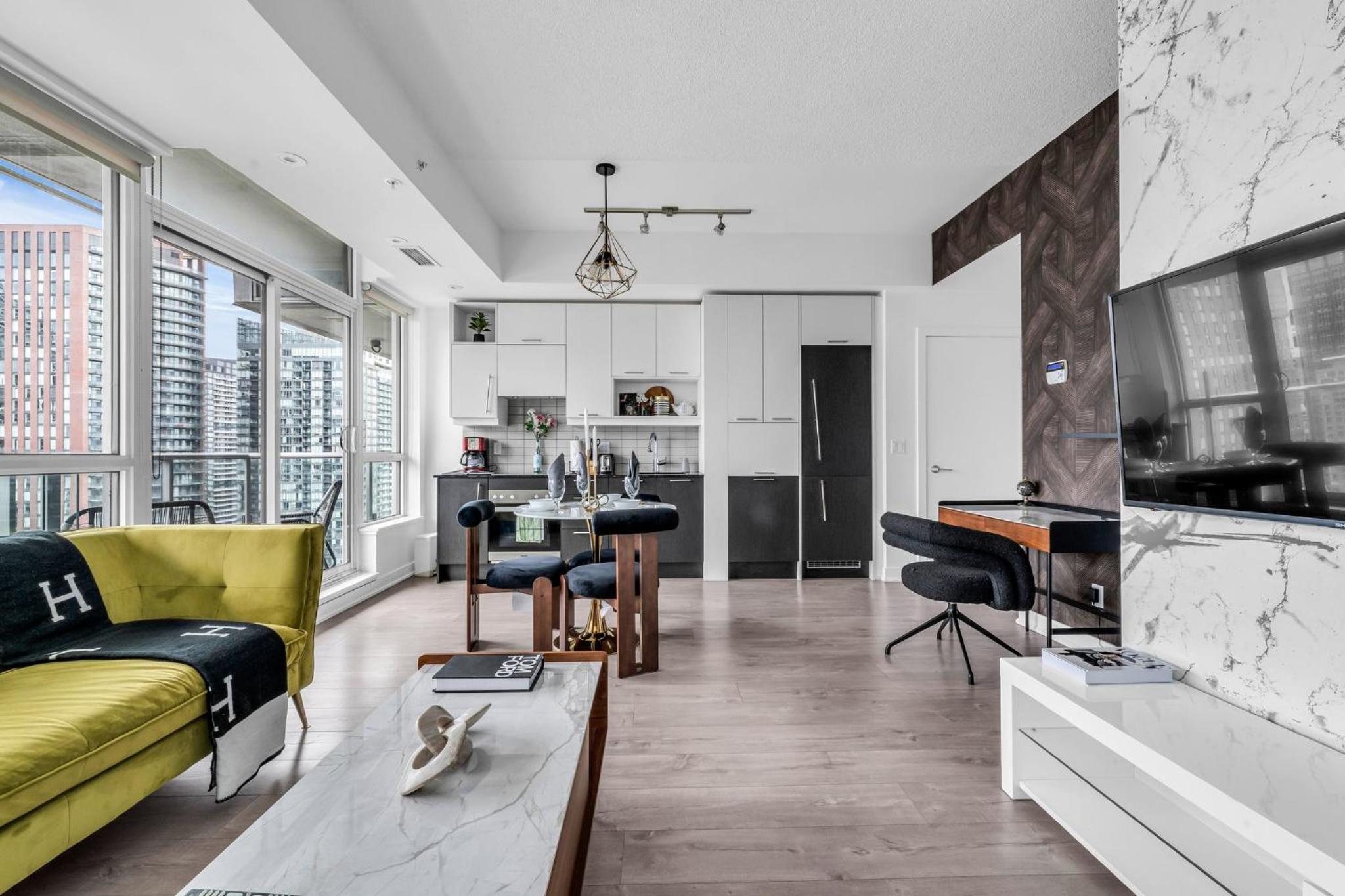 Deluxe 1BR Suite with bird's eye CN Tower Views
