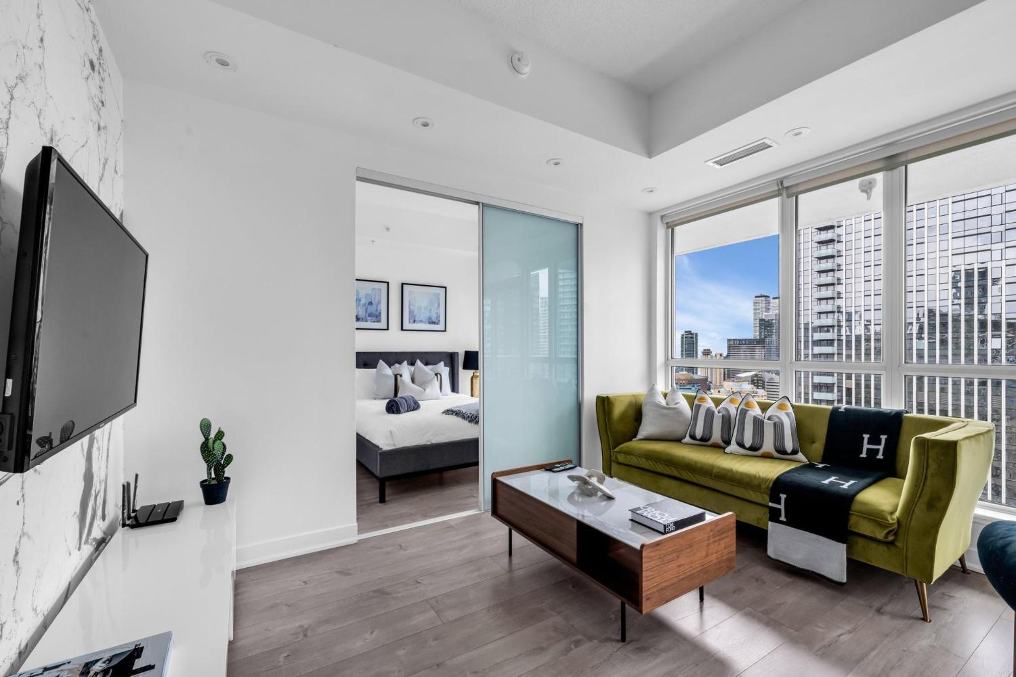 Deluxe 1BR Suite with bird's eye CN Tower Views
