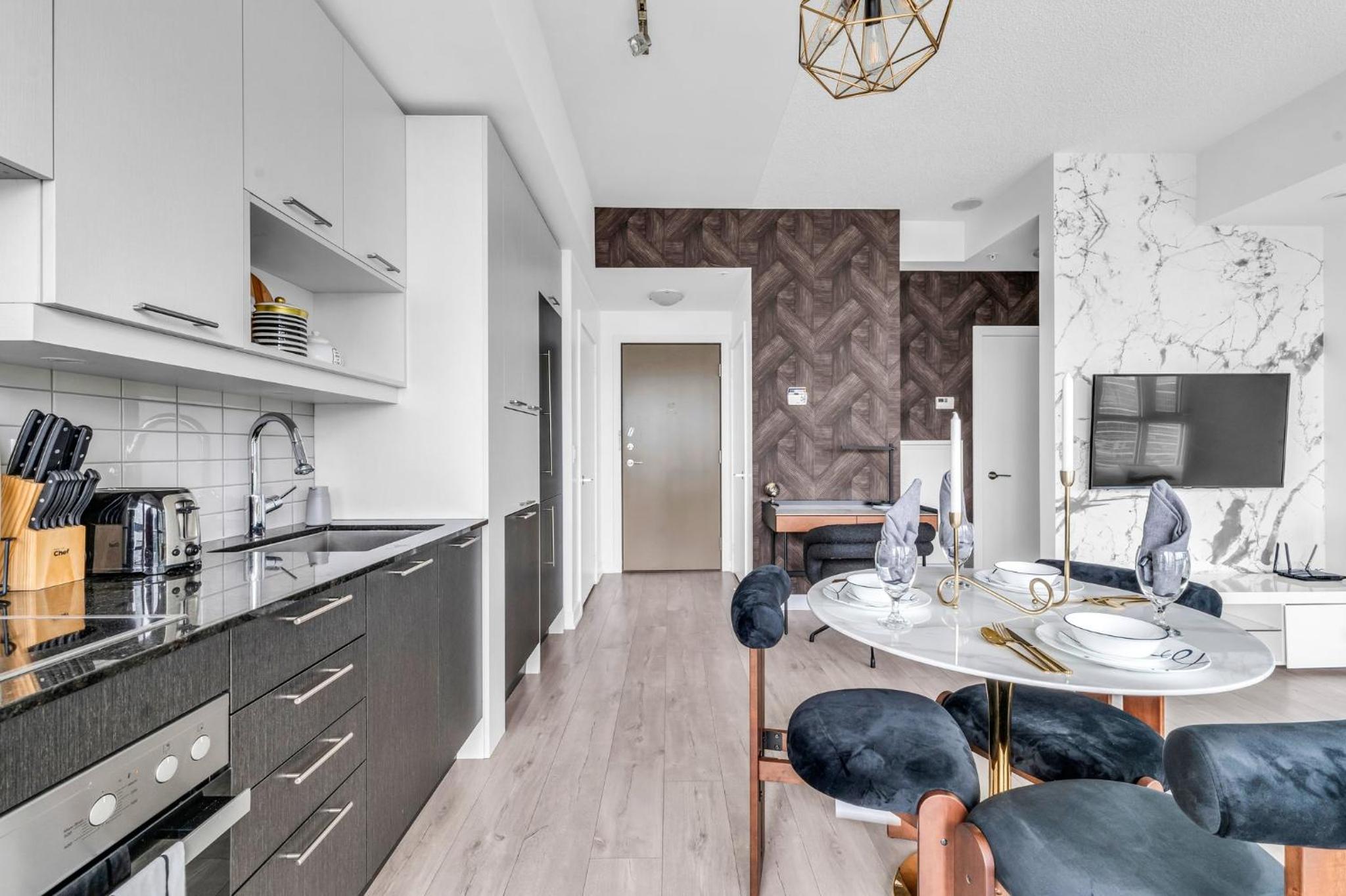 Deluxe 1BR Suite with bird's eye CN Tower Views