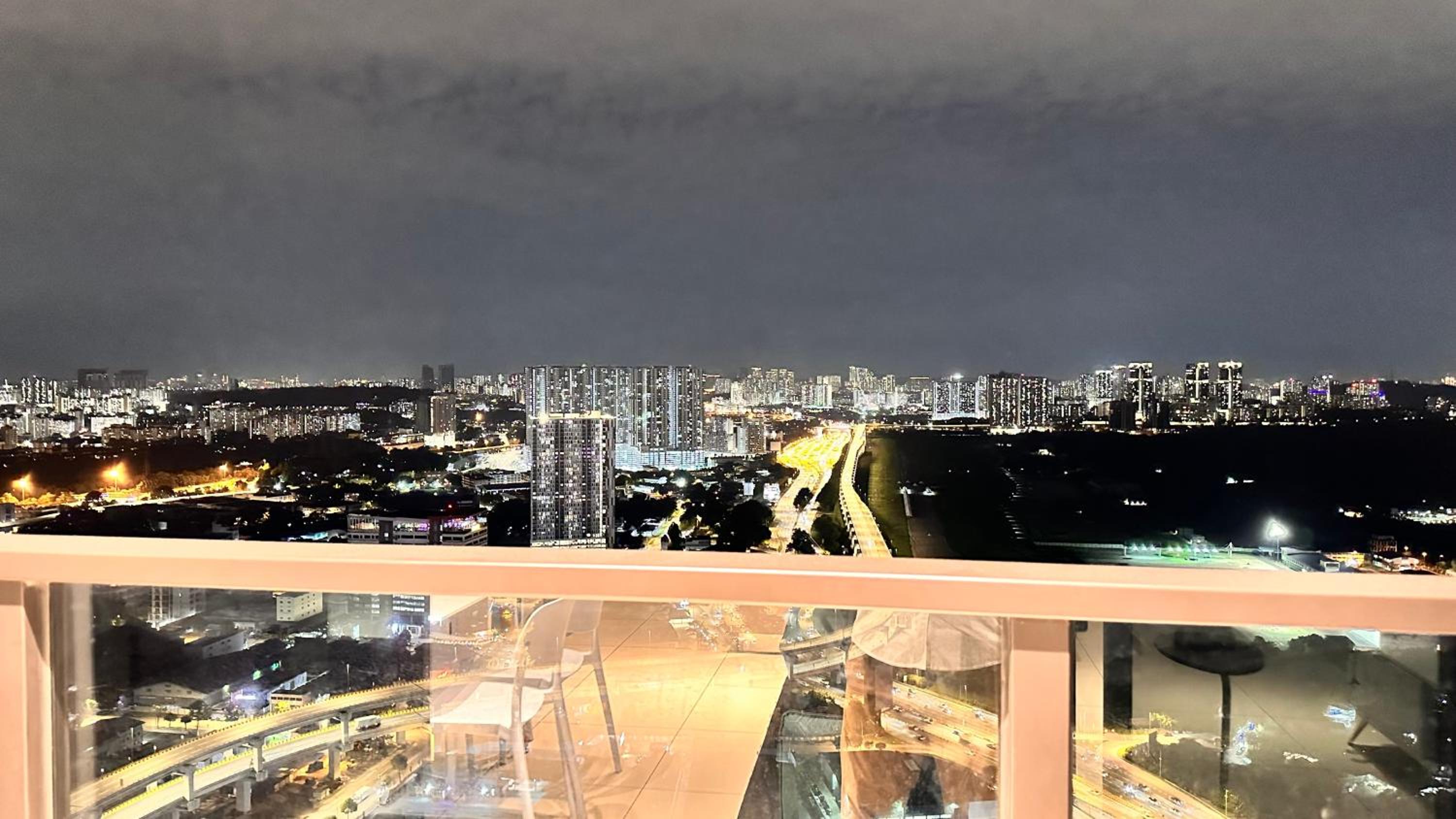Luxury 1BR service apartment with Balcony Trion A4003 KL