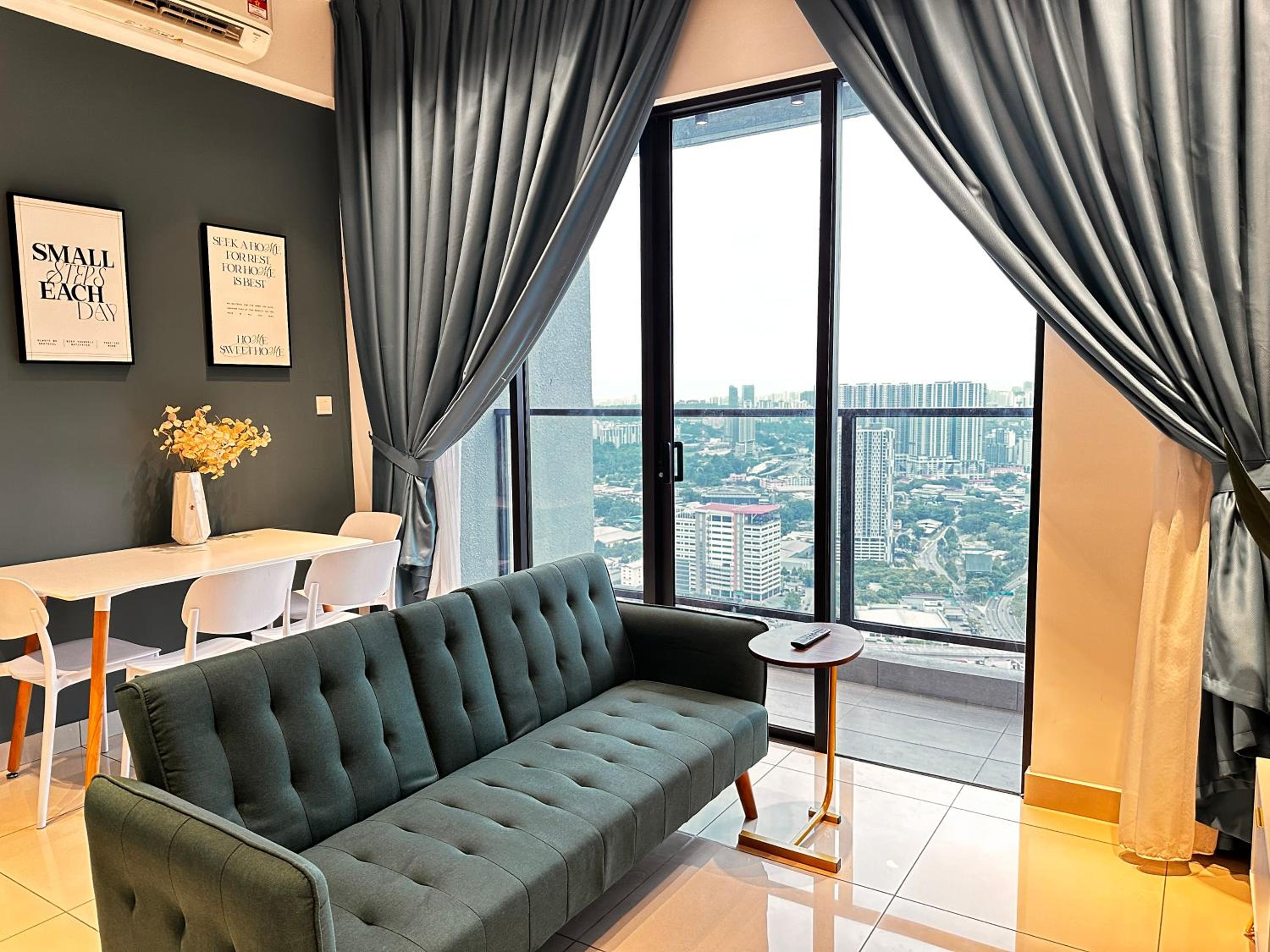 Luxury 1BR service apartment with Balcony Trion A4003 KL