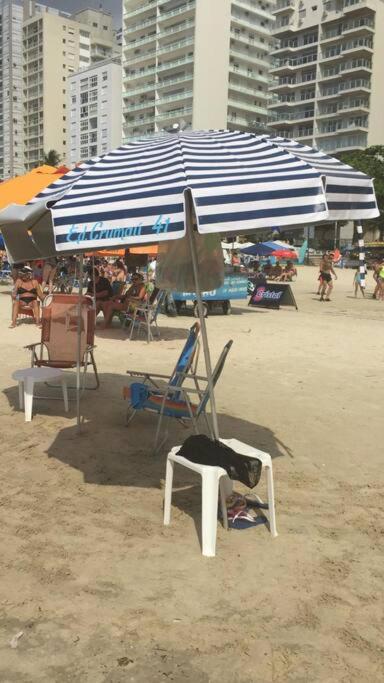 Guarujá SP Pitangueiras Apto pé na areia