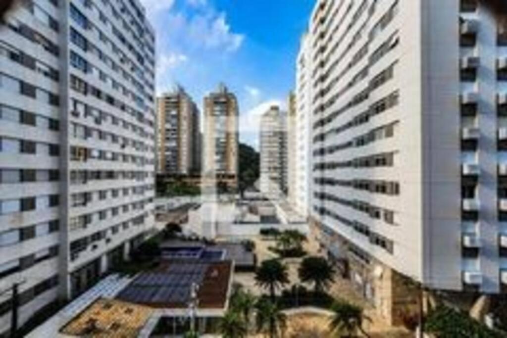 Guarujá SP Pitangueiras Apto pé na areia