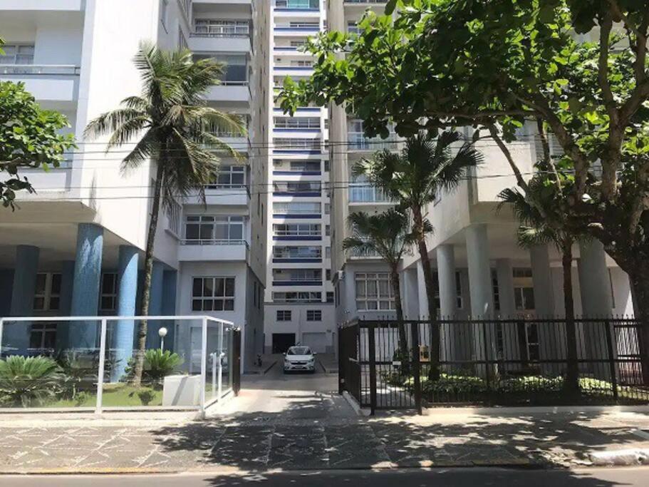 Guarujá SP Pitangueiras Apto pé na areia