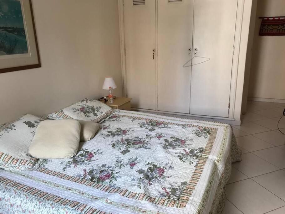 Guarujá SP Pitangueiras Apto pé na areia