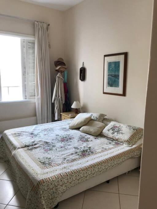 Guarujá SP Pitangueiras Apto pé na areia
