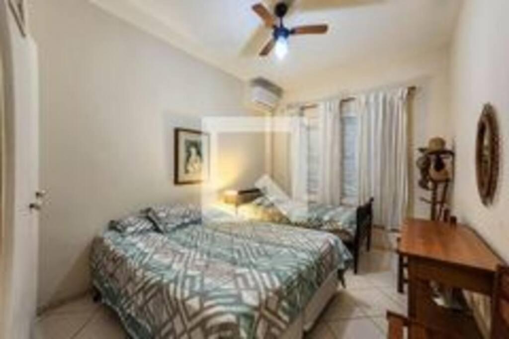 Guarujá SP Pitangueiras Apto pé na areia