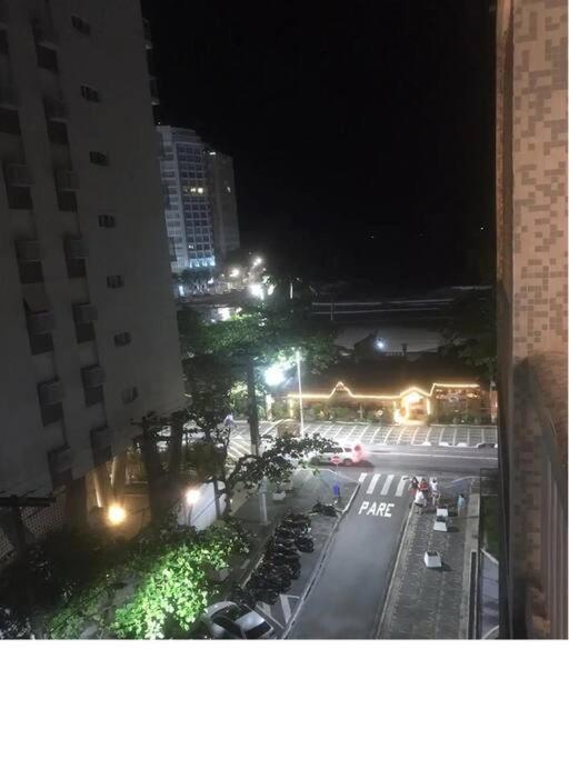 Guarujá SP Pitangueiras Apto pé na areia